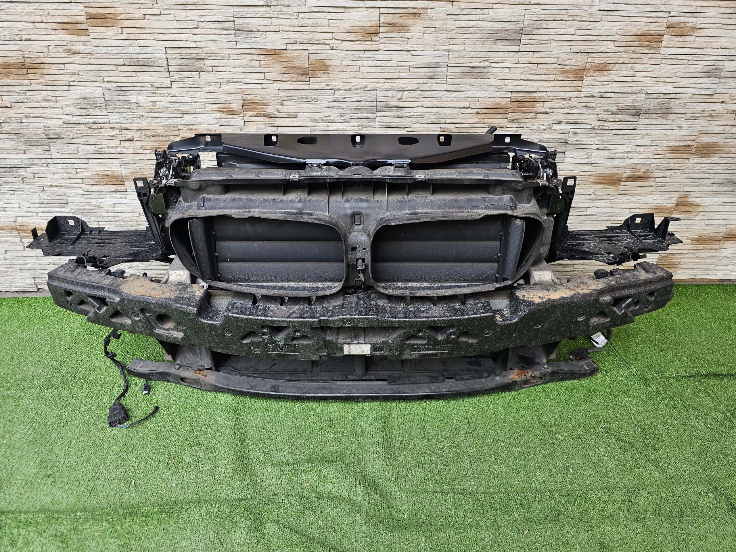 PAS PRZEDNI WZMOCNIE CHŁODNICE BMW 5 F10 F11 535I