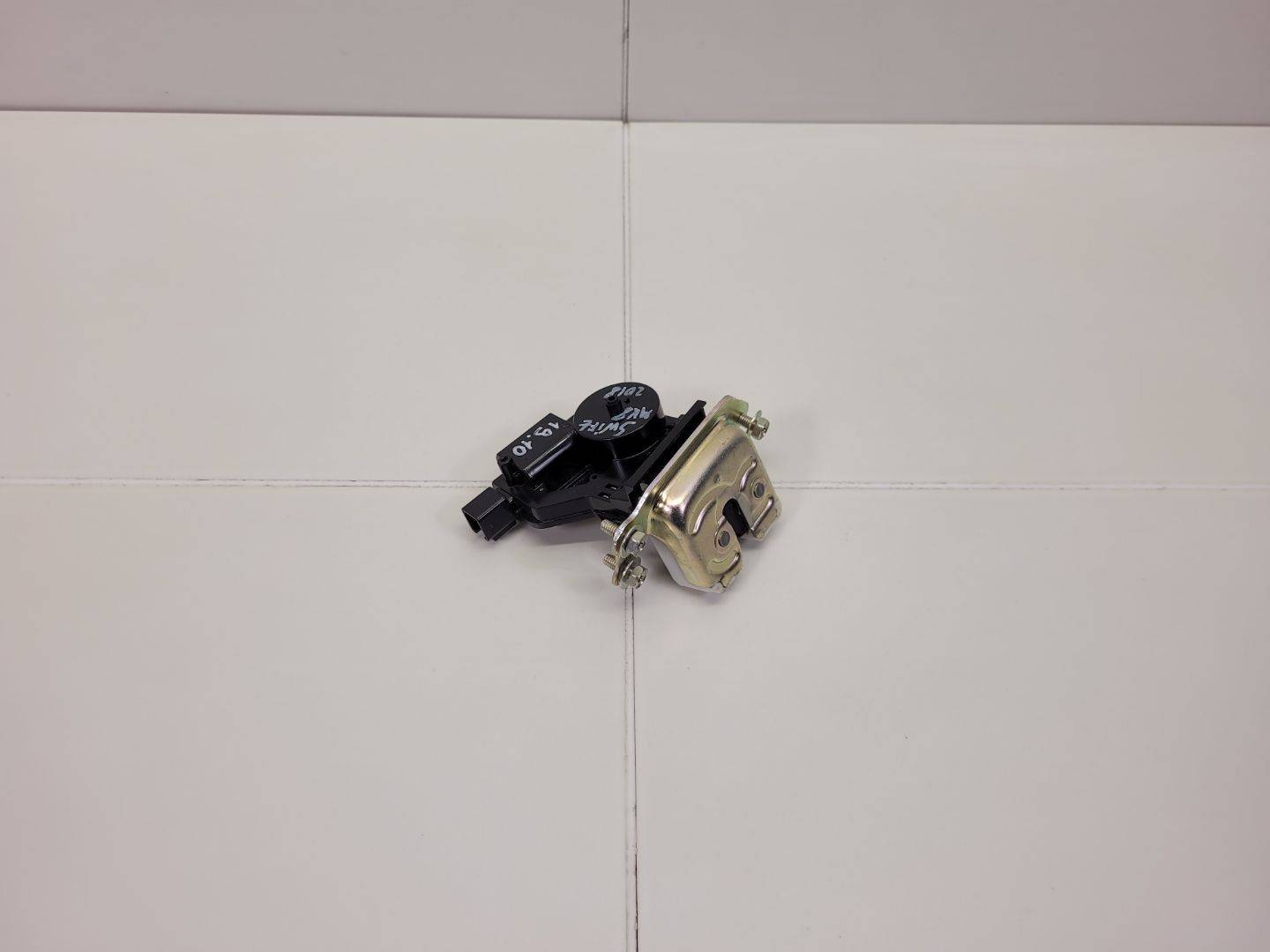 lock bonnet boot Suzuki Swift 5 2019