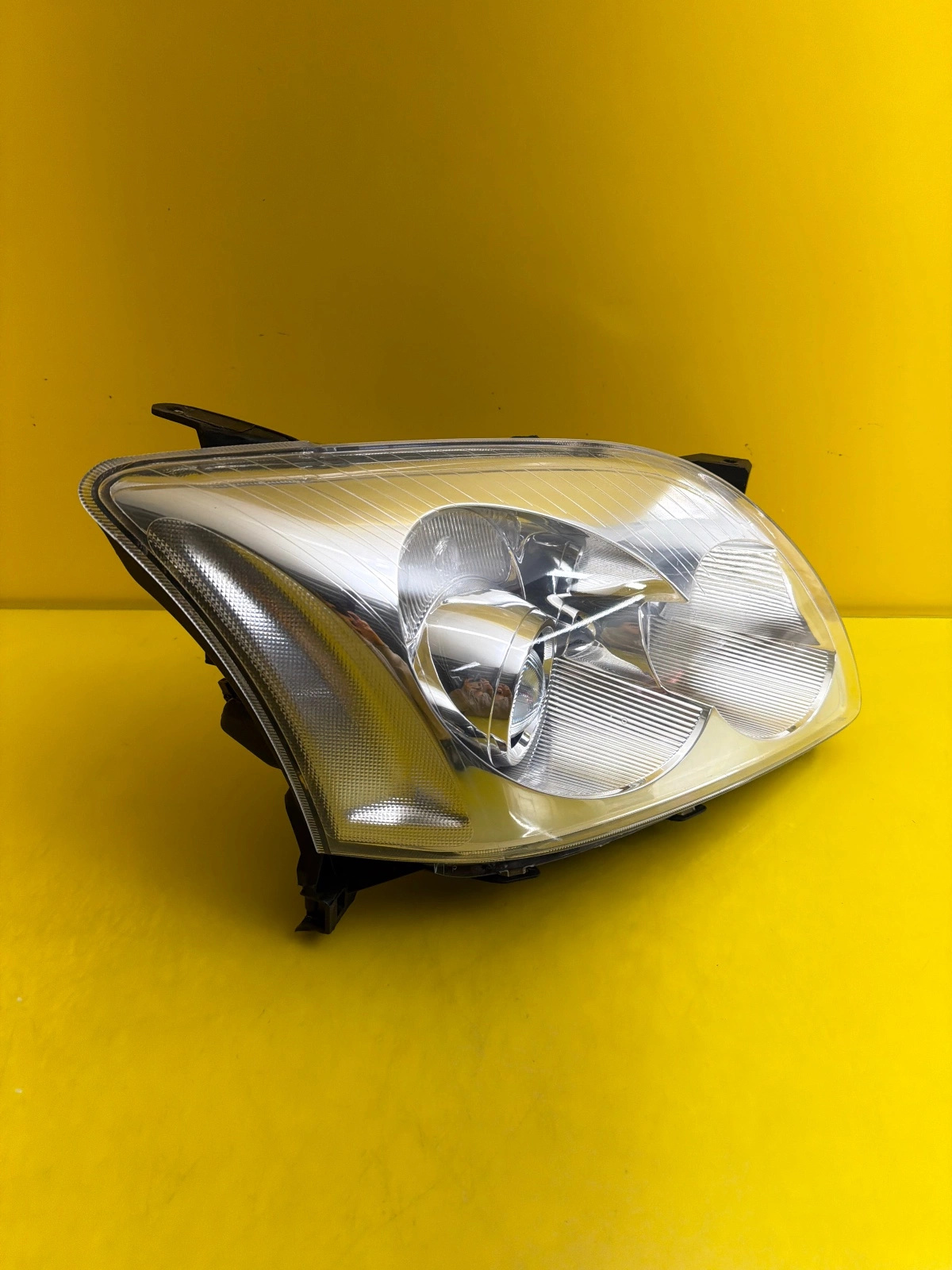 light right front Toyota Avensis T25 2006- h7 normal