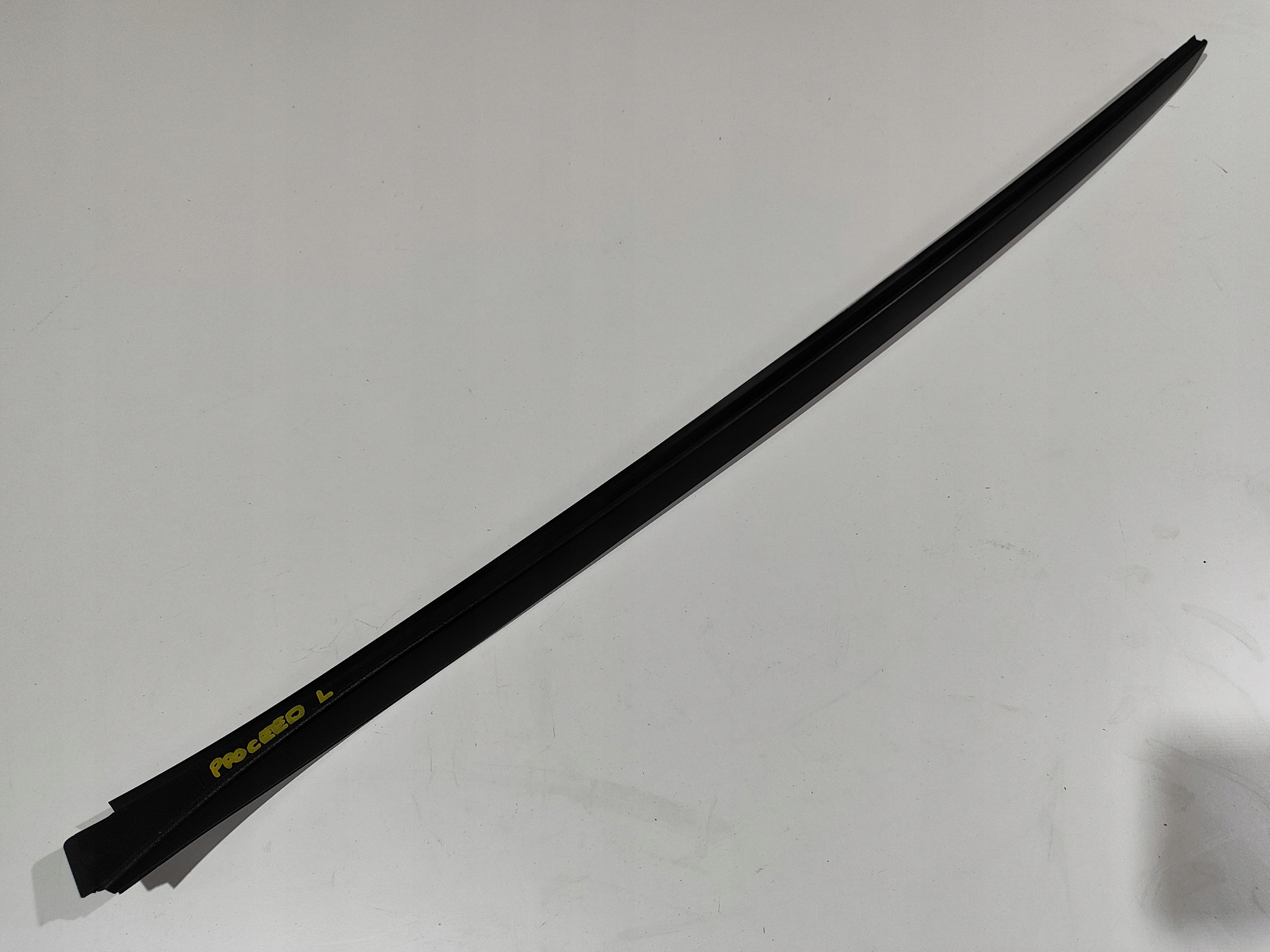 KIA PROCEED 3 III LISTWA SZYBY CZOŁOWEJ PRZEDNIEJ LEWY PRZÓD 86131-J7700