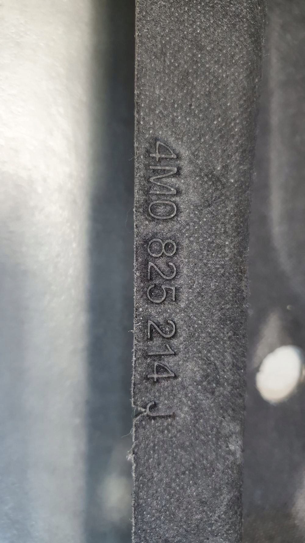 Audi Q8 cover chassis rear right 4M0825214J