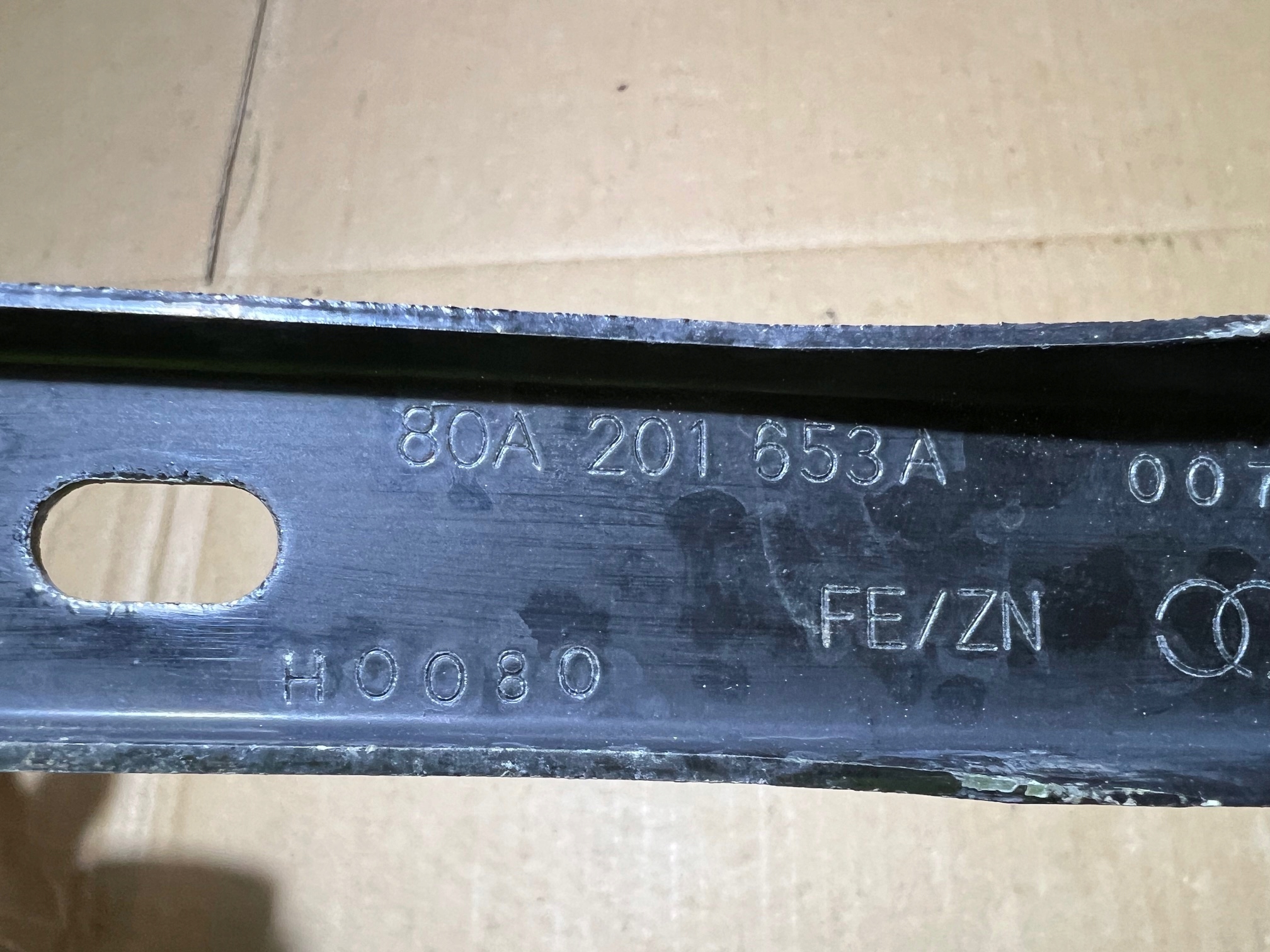 AUDI Q5 80A OBEJMA OBEJMY Support plaque Réservoir Carburant 80A201653