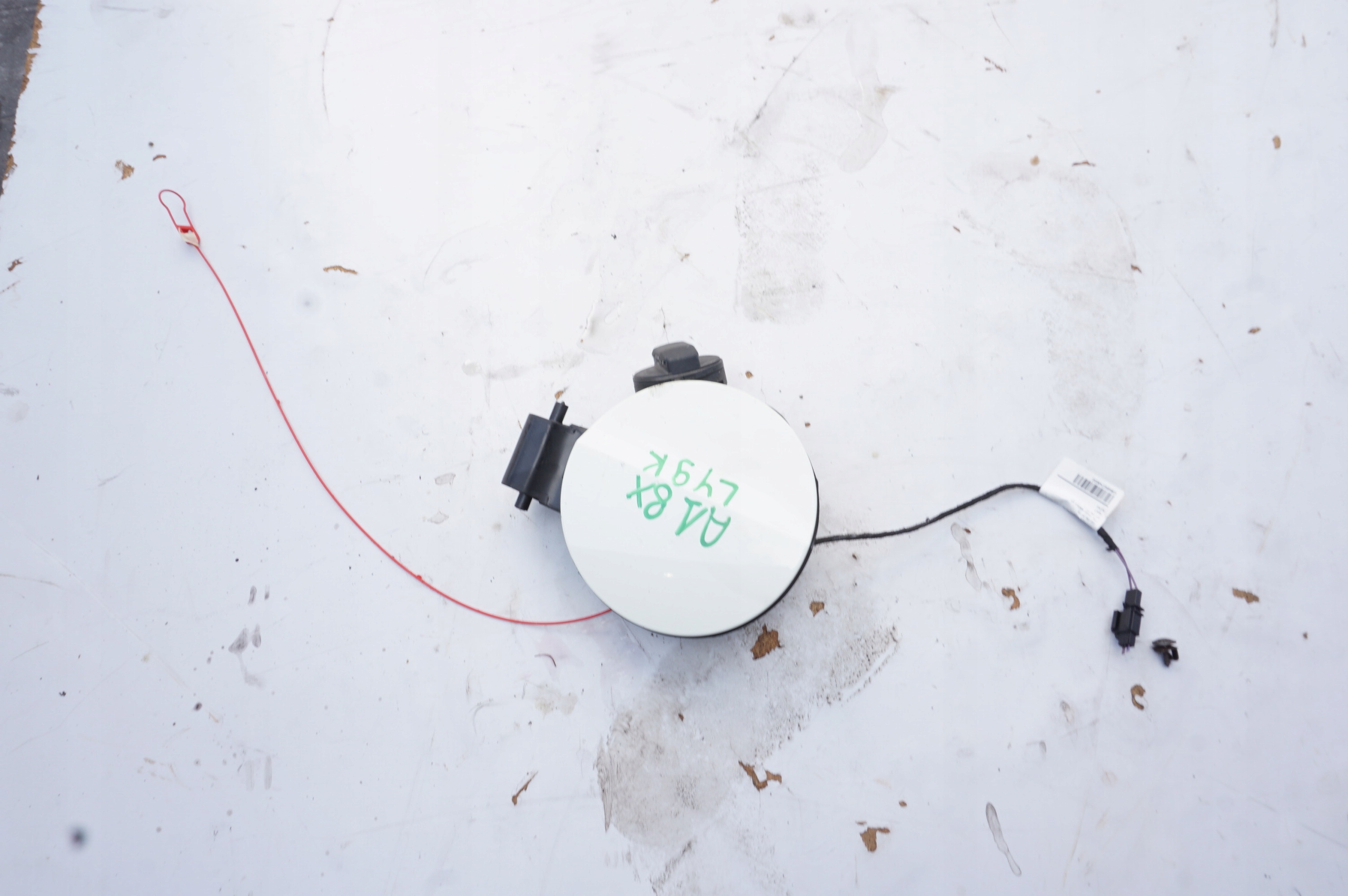 ЛЮЧОК ЗАЛИВА ТОПЛИВА AUDI A1x Ly9k