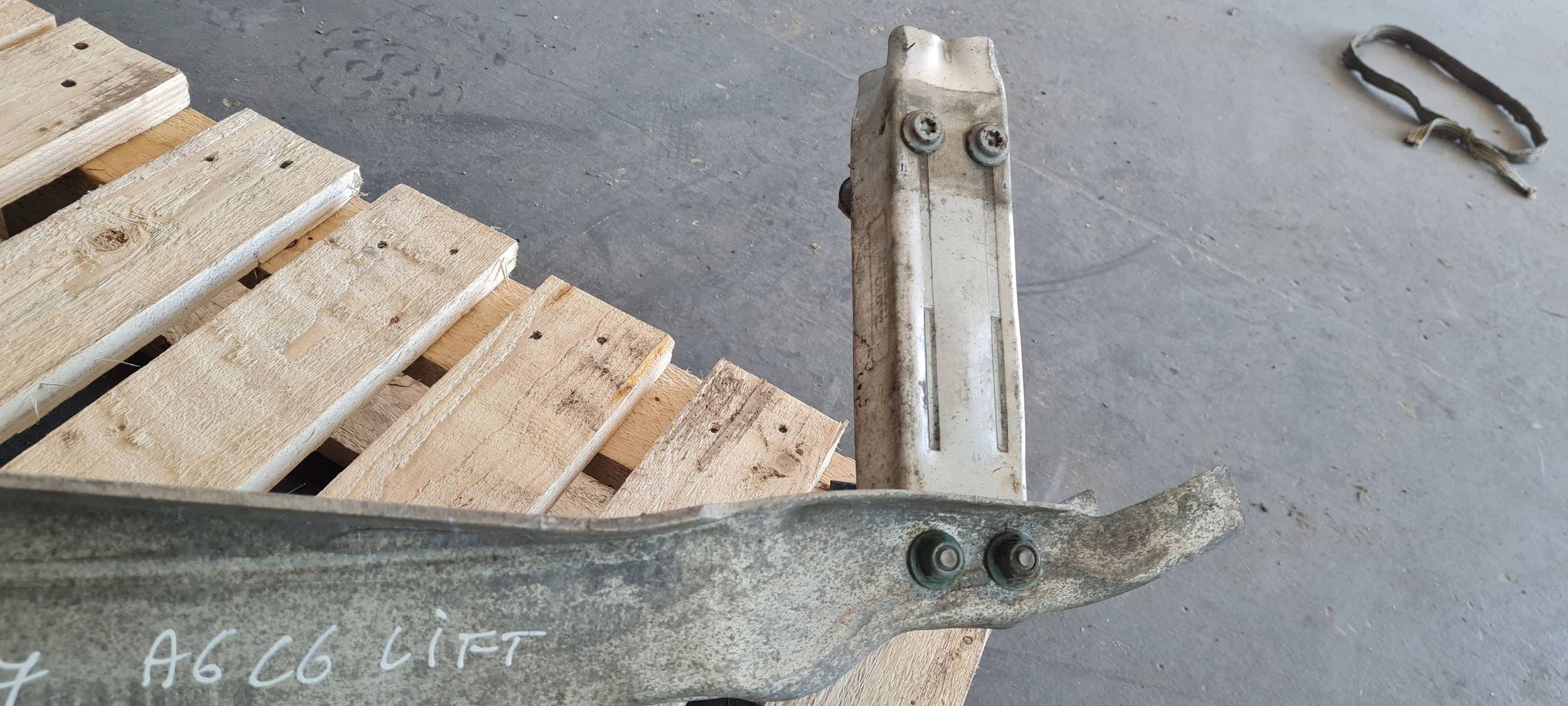 A6 C6 LIFT bumper support front front STREFY left right 4F0807111E