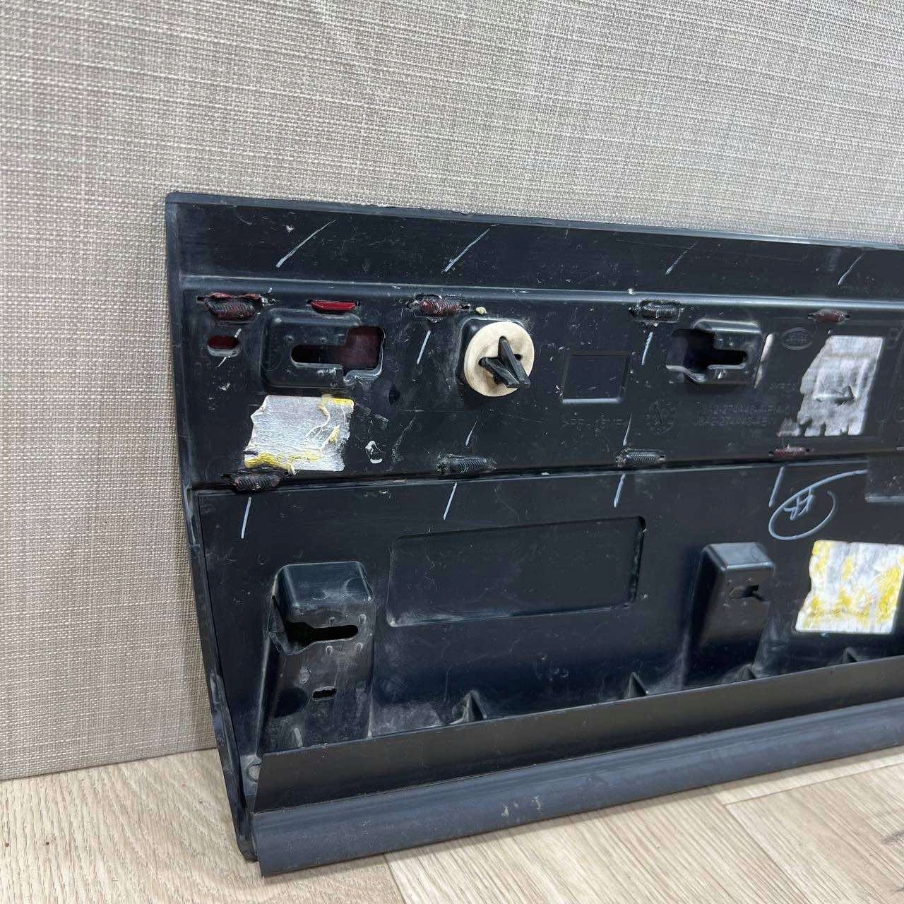 RANGE ROVER VELAR L560 2017 -> moulding for door right rear part J8A2-274A48-A