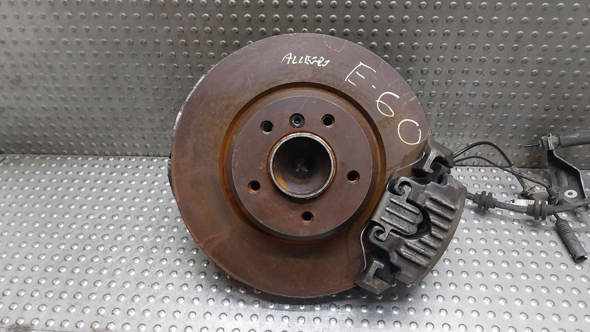 otoč čepu třmen levý předek 6764443 BMW E90 E91 E92 E93 E81 E82 E87