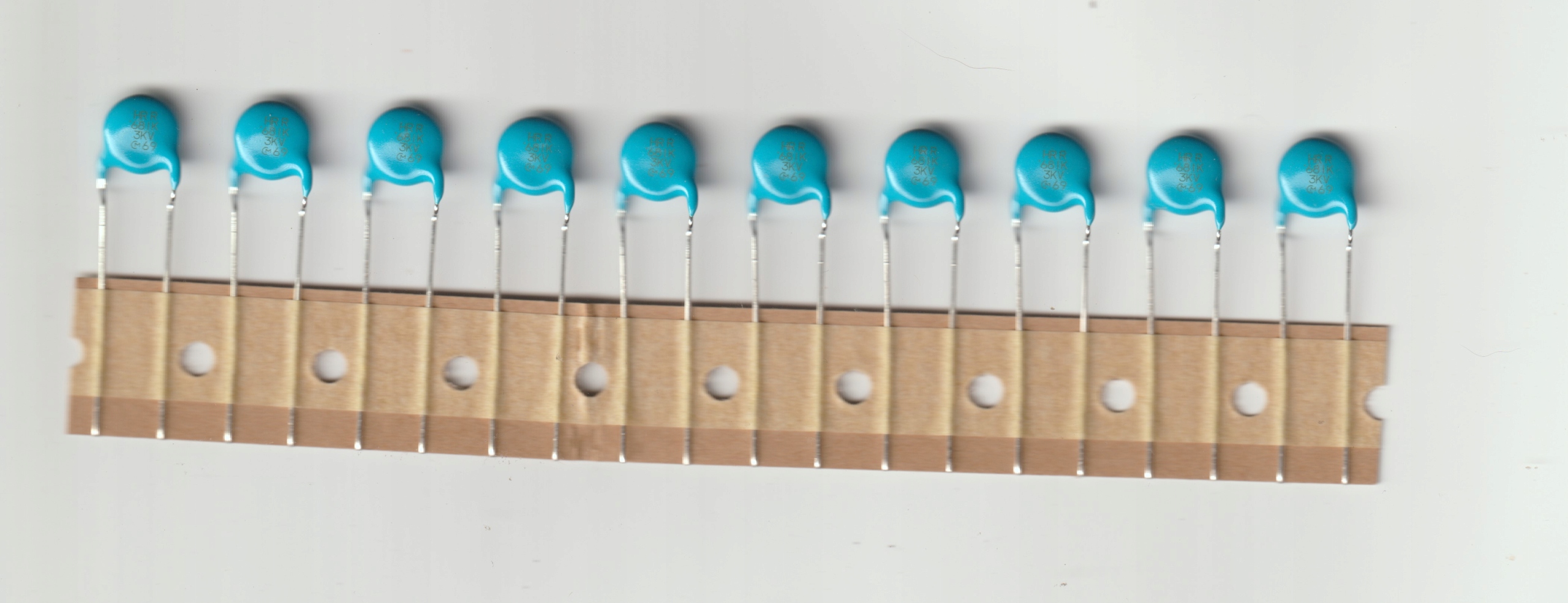 [10szt] 680pF 3kV kond. cer. R=7.5mm Murata