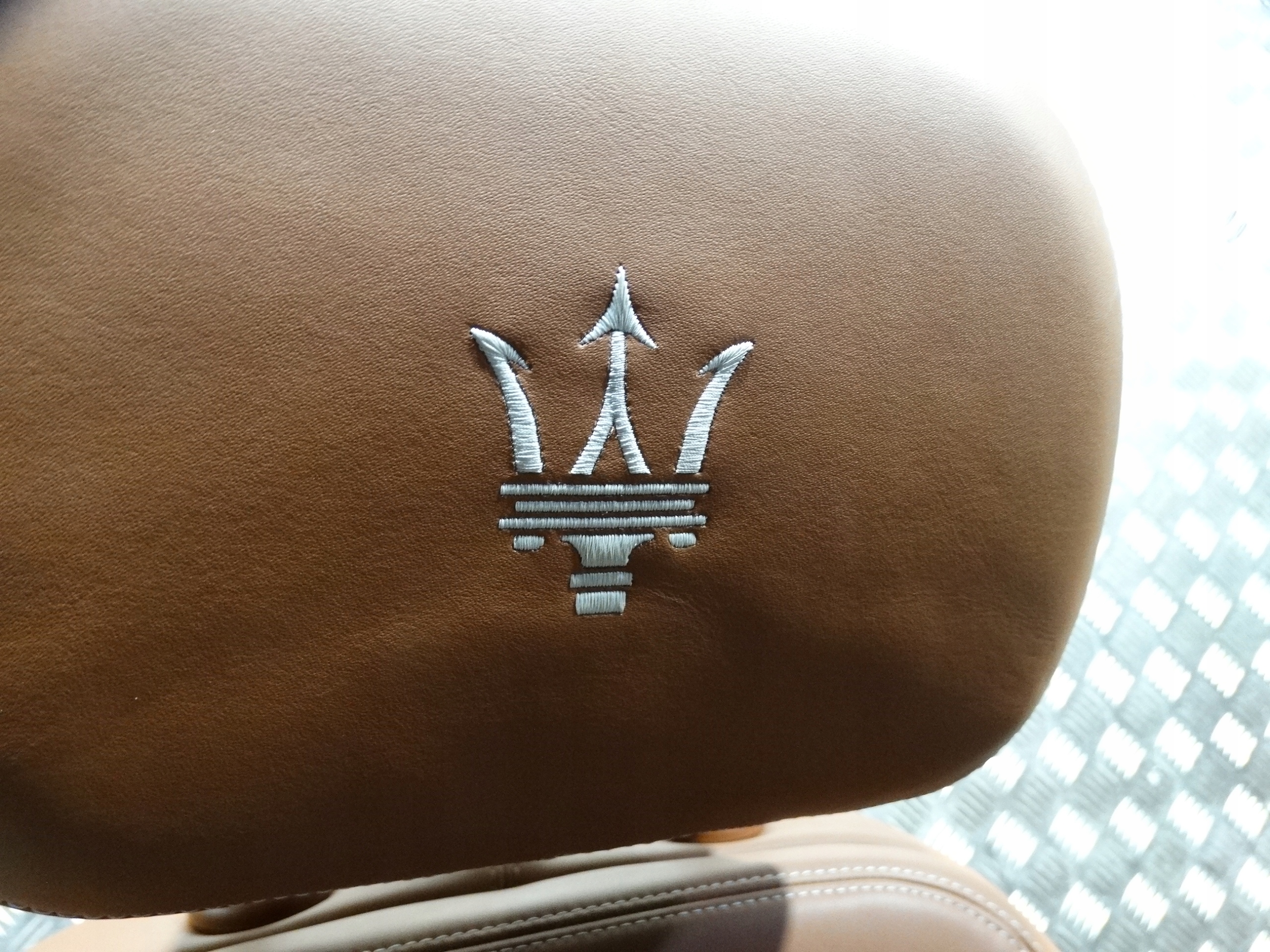 IDEALNE KPL. Sitze SKORY MASERATI LEVANTE GRZANE 1