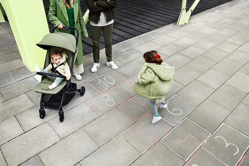 Easywalker Miley2 - Lekki Wózek Spacerowy + TORBA Informacje dodatkowe Amortyzatory Hamulec Odchylane oparcie Pałąk bezpieczeństwa Pełna rączka Pozycja leżąca Regulowany podnóżek Skrętne koła Zdejmowana tapicerka