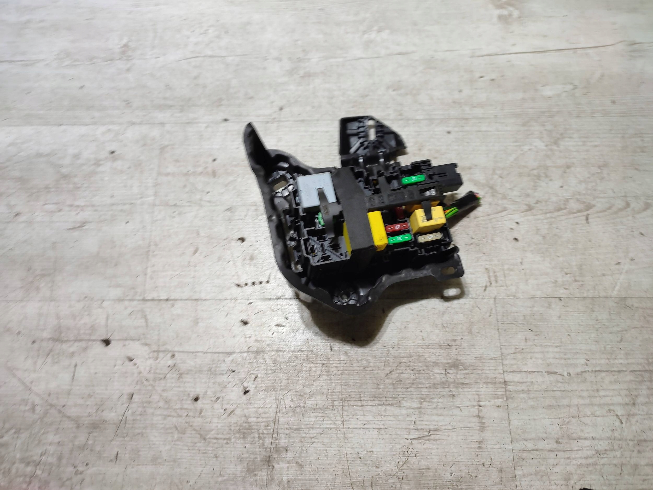 Peugeot 2008 and 2018 relay compartment bezpiecznkow