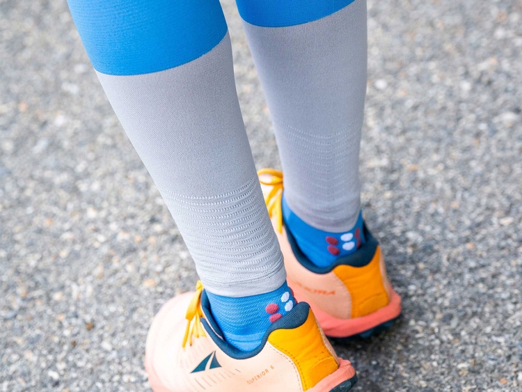 COMPRESSPORT Opaski na łydki R2v2 2020 T1 Kolor dominujący odcienie niebieskiego