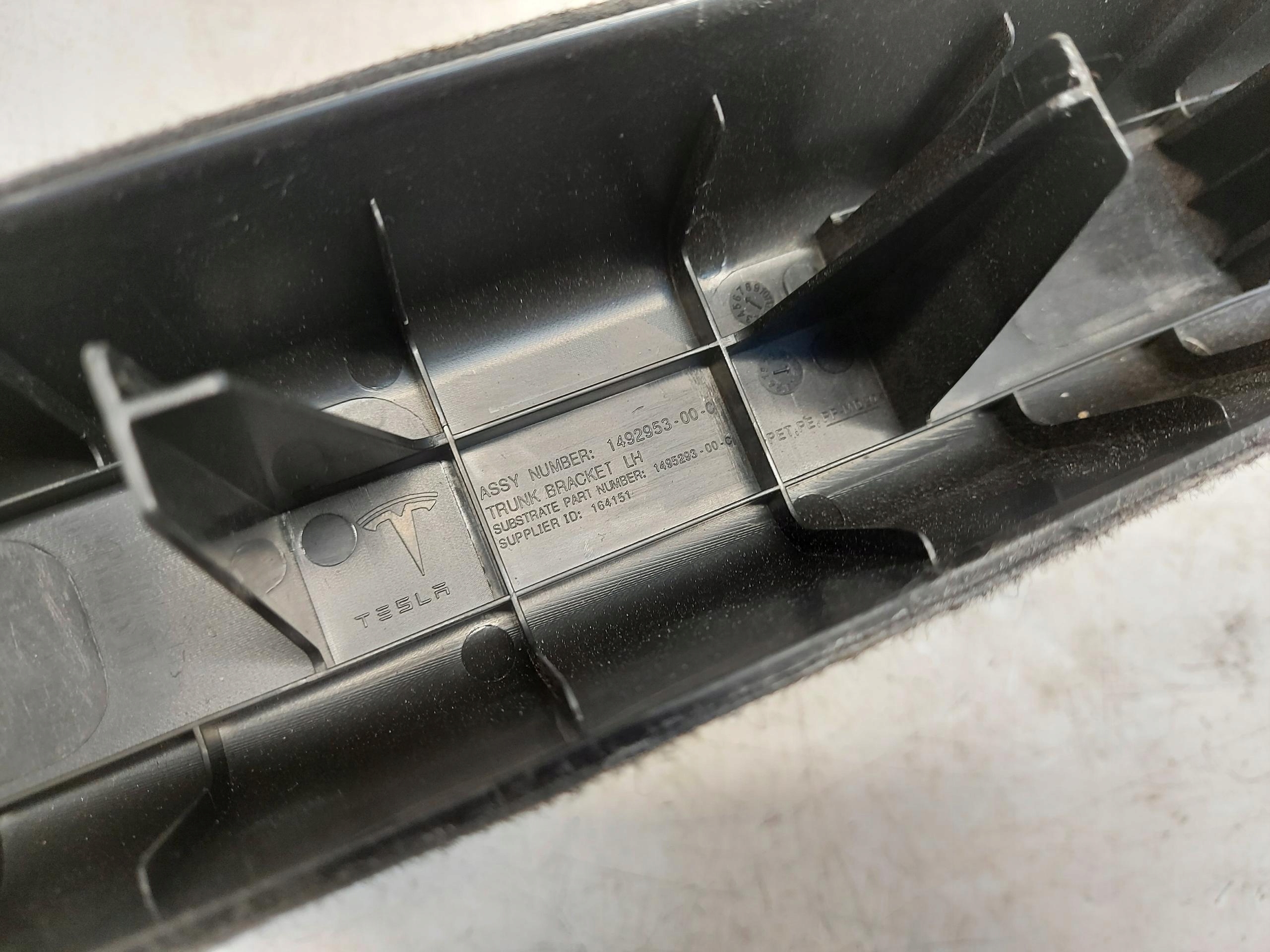 TESLA MODEL Y 2 moulding cover boot left rear part