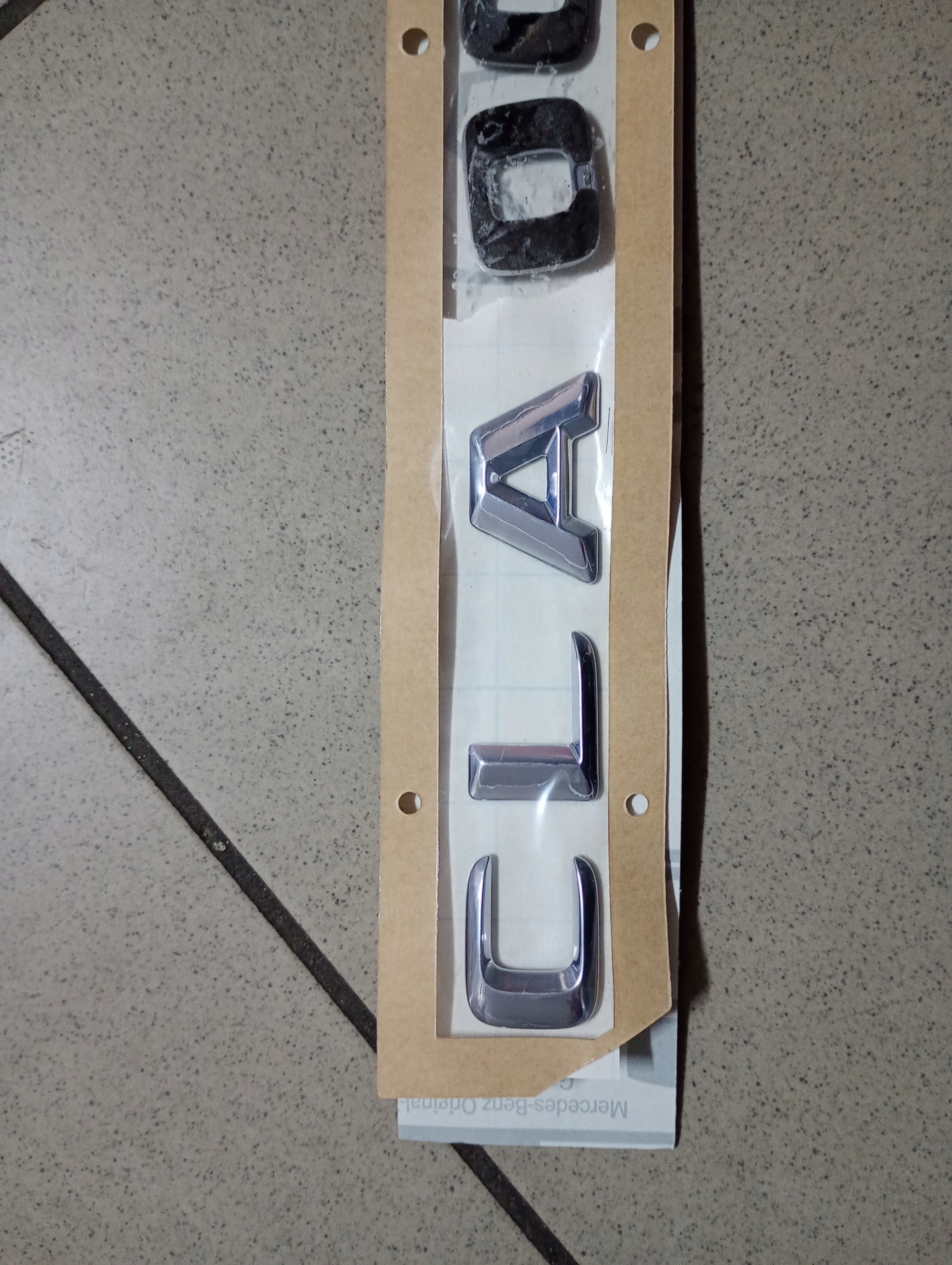 NAPISY/EMBLEMAT KLAPA BAGAŻNIKA CLA 200 DO MERCEDES CLA C117 (2013-19)