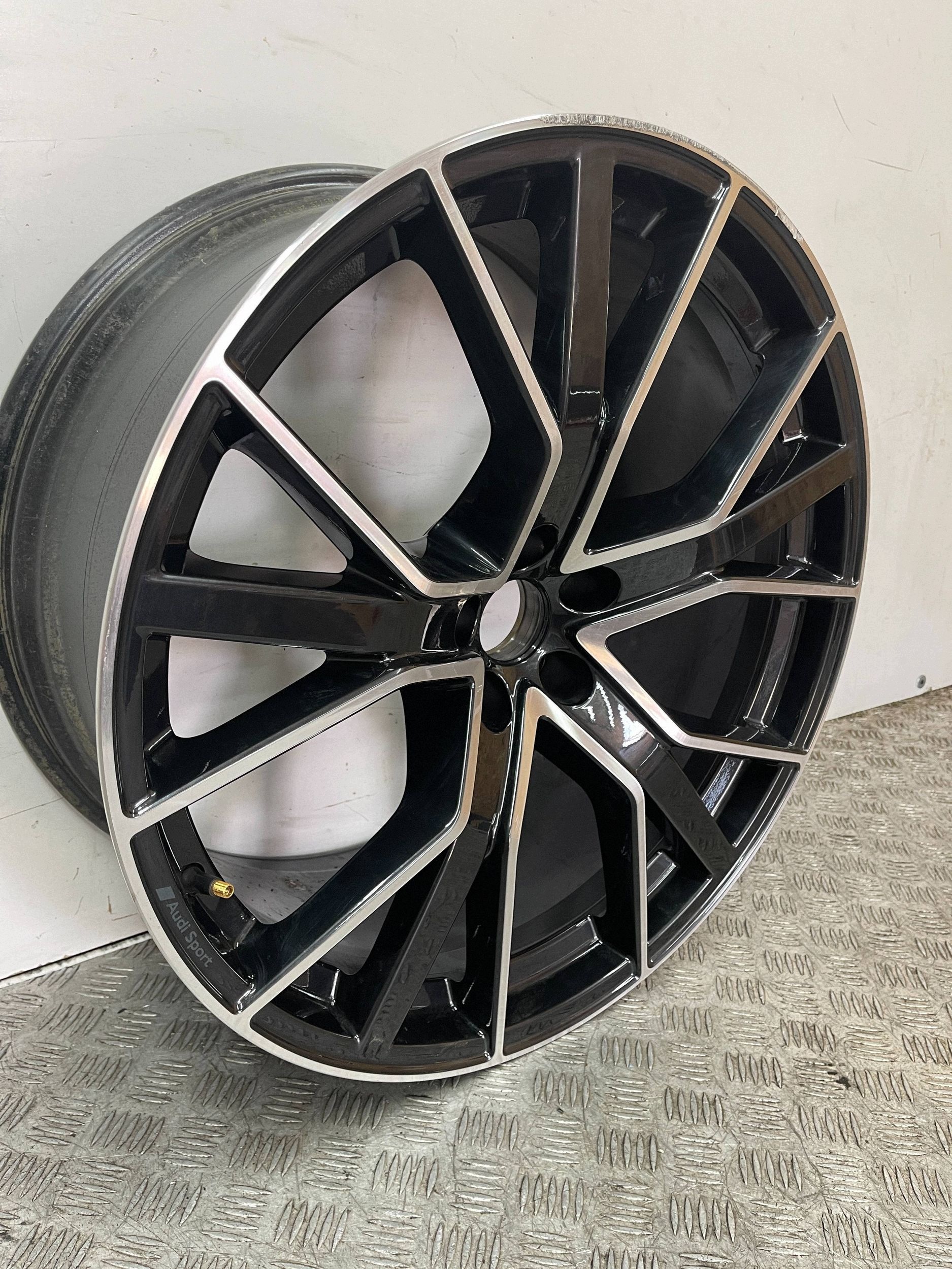 disk hliníkový Audi Q8 Q7 10x22 ET26 4M0601025DS