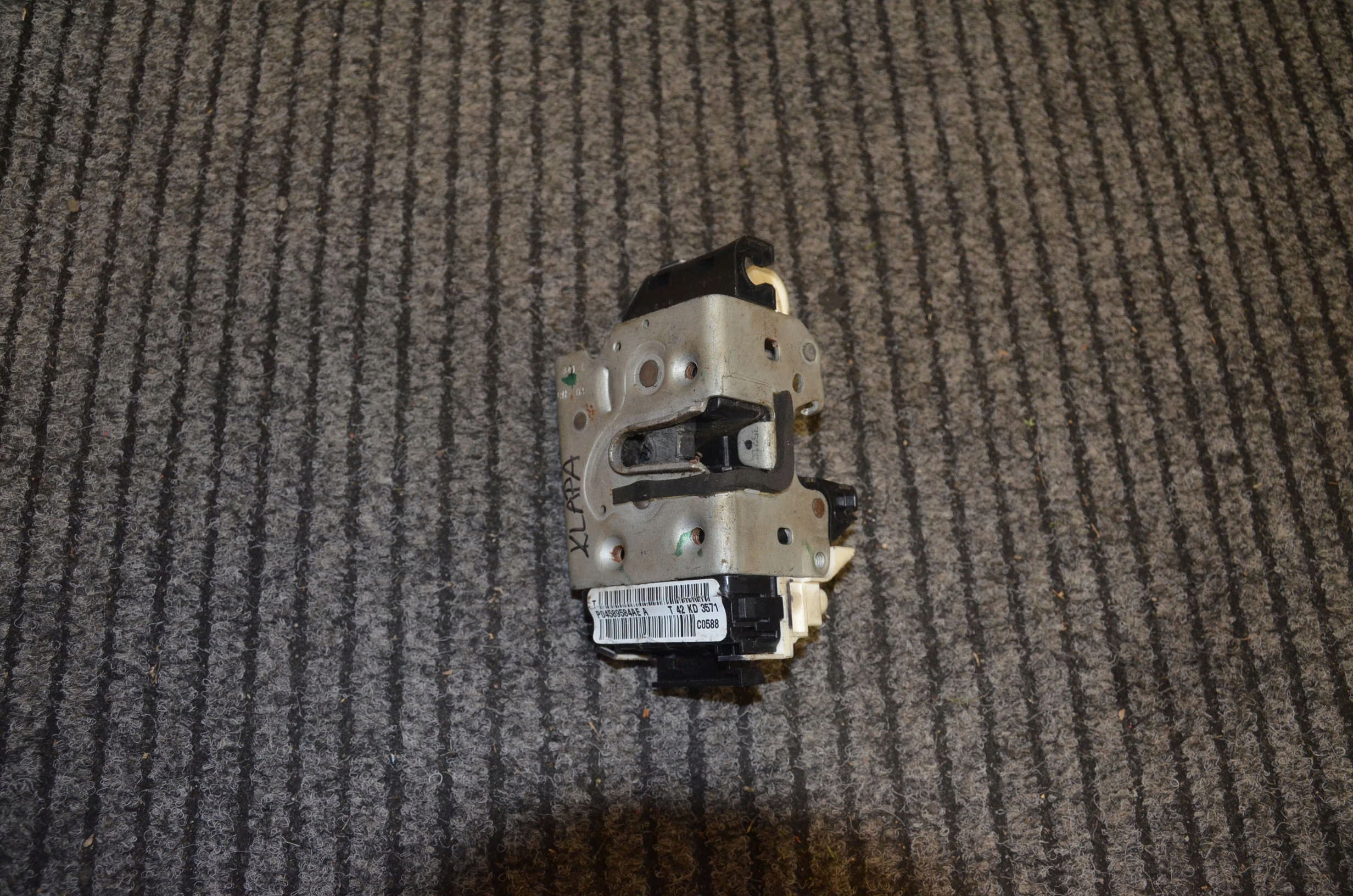 68282968AA - ЗАМОК БАГАЖНИКА ЗАМОК БАГАЖНИКА WRANGLER JL 2018-