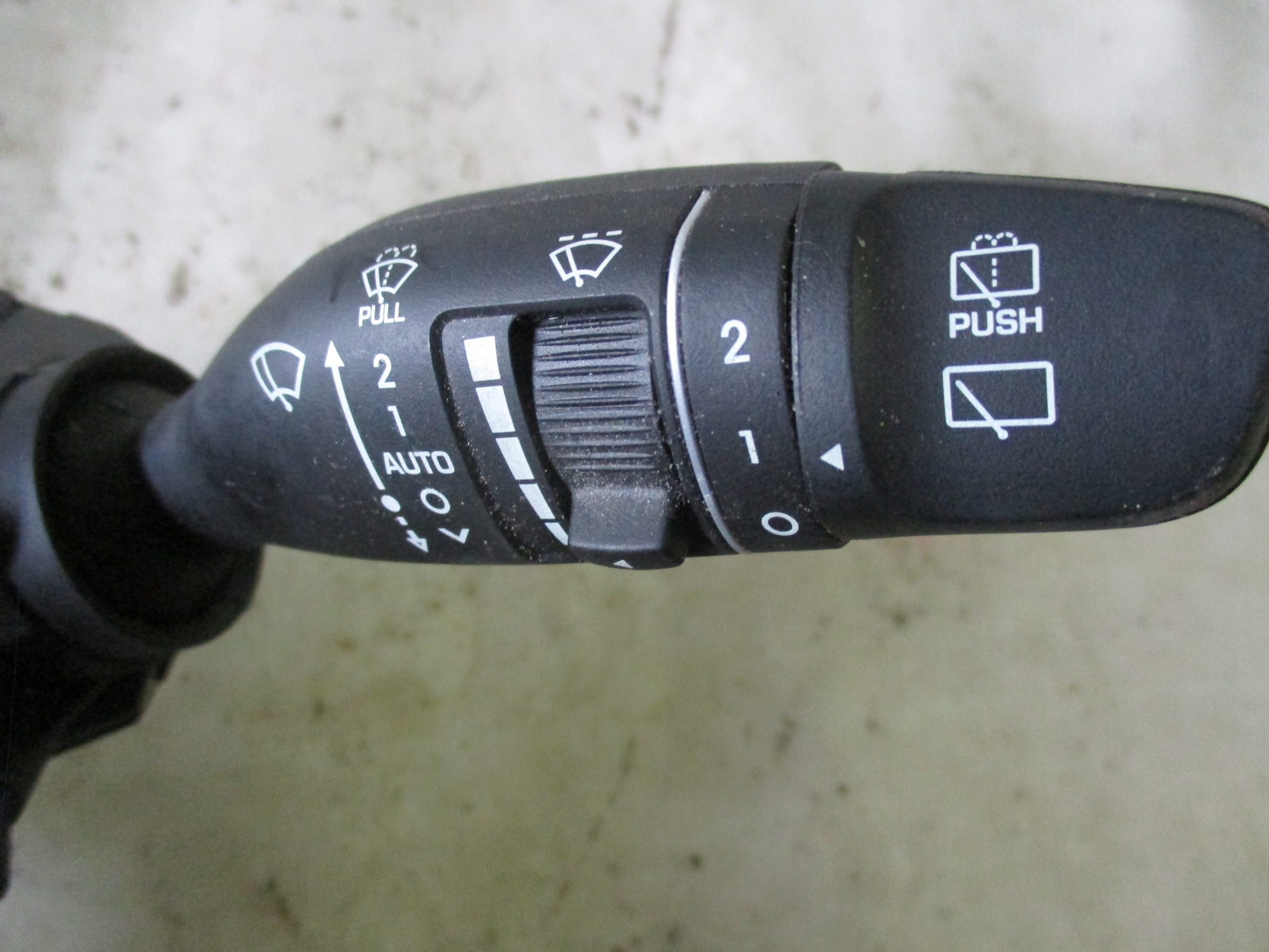 Devio leve volante Hyundai Tucson II 15r- 93403D7962