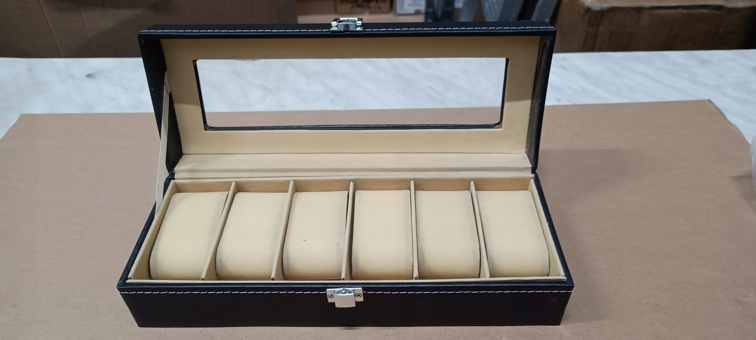 Dikom aksominė laikrodžių dėžutė 6 laikrodžiams su stikliniu dangteliu, su užraktu, su vieta papuošalams juoda 30 x 12 x 8 cm – produkto nuotrauka 10
