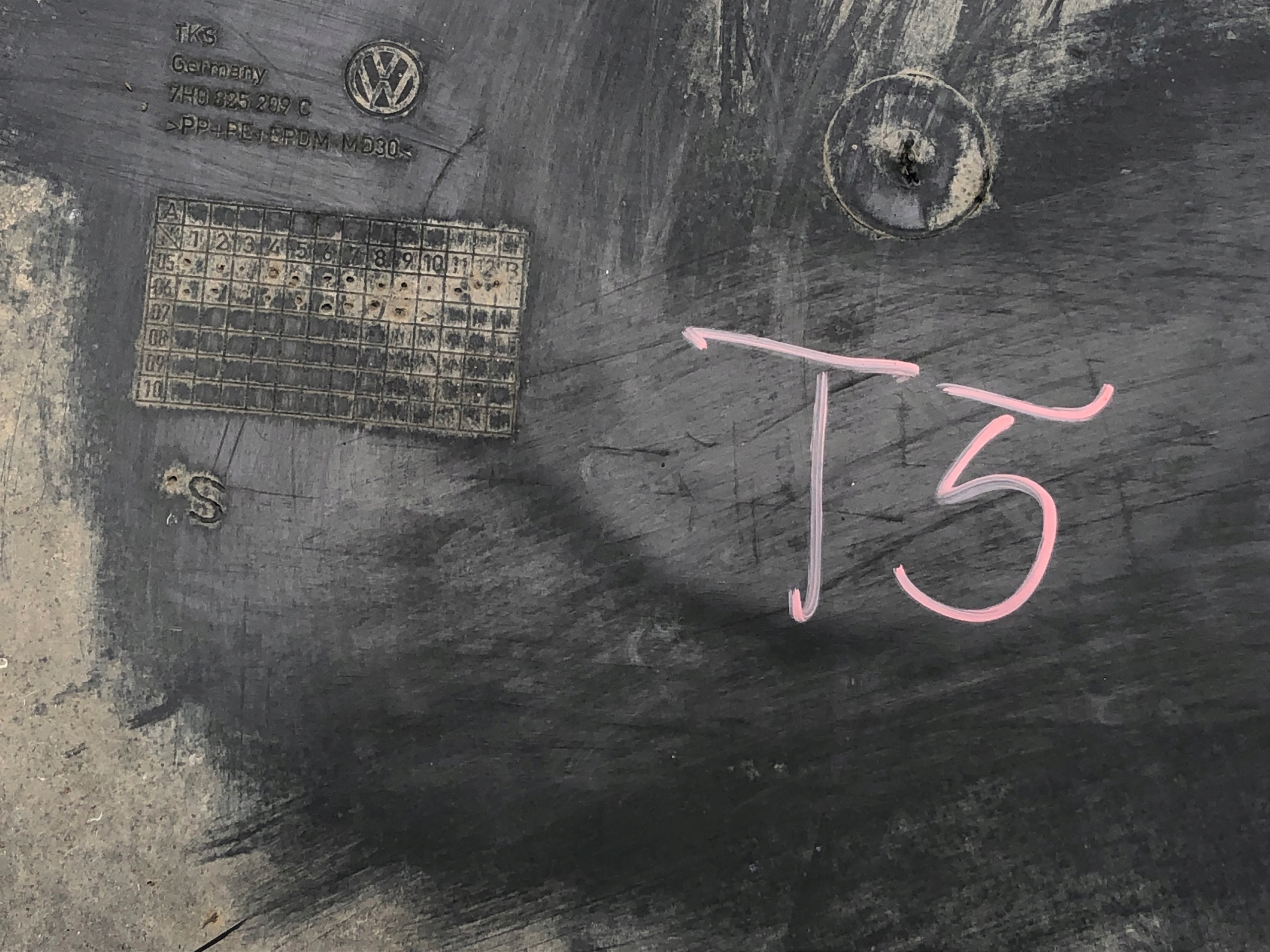 cover chassis left VW T5 7H0825209C