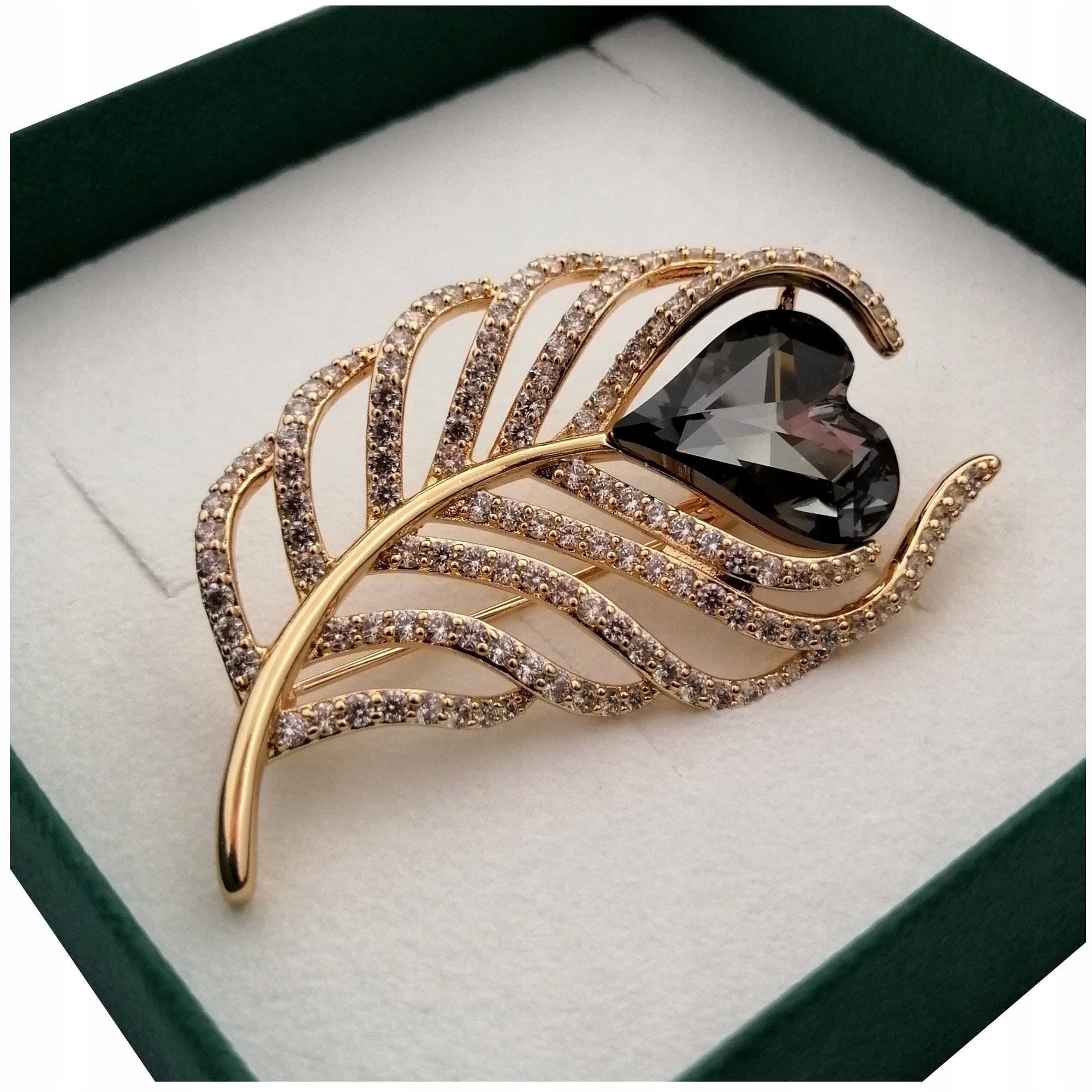 

Złota Broszka Silver Night Grawer 18K