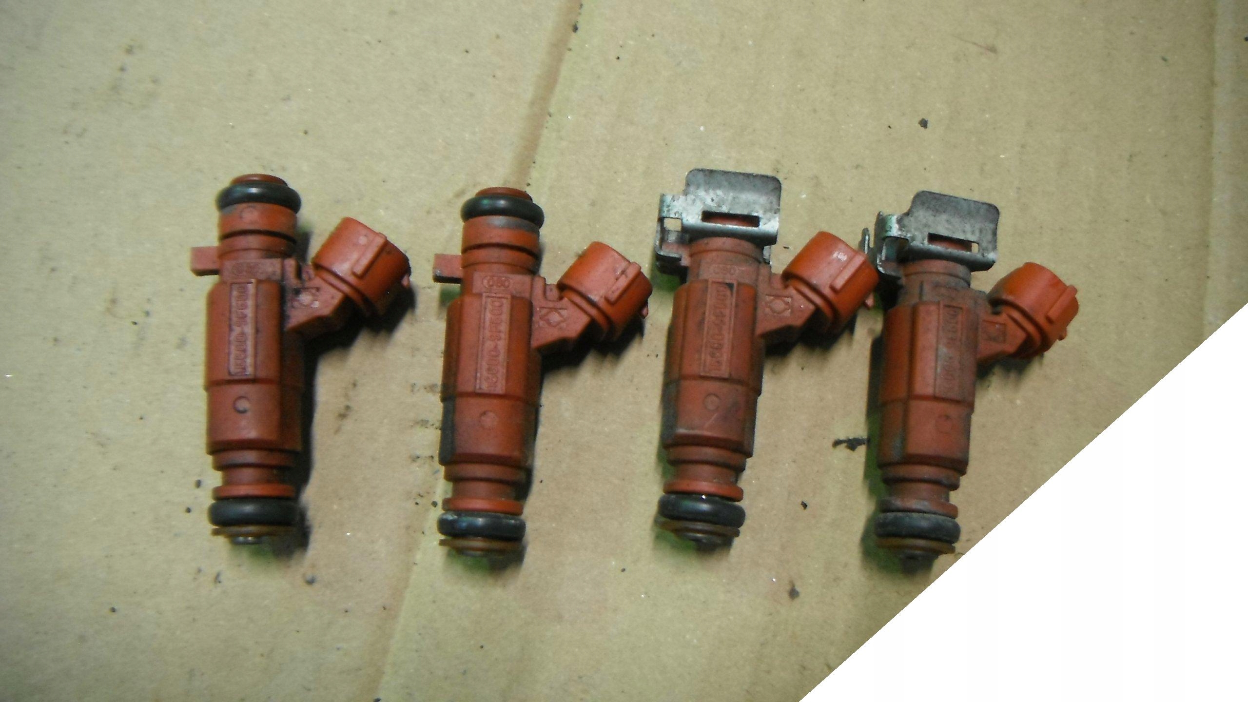 ALMERA N16 1.8 16V 00-02r WTRYSKIWACZ PALIWA