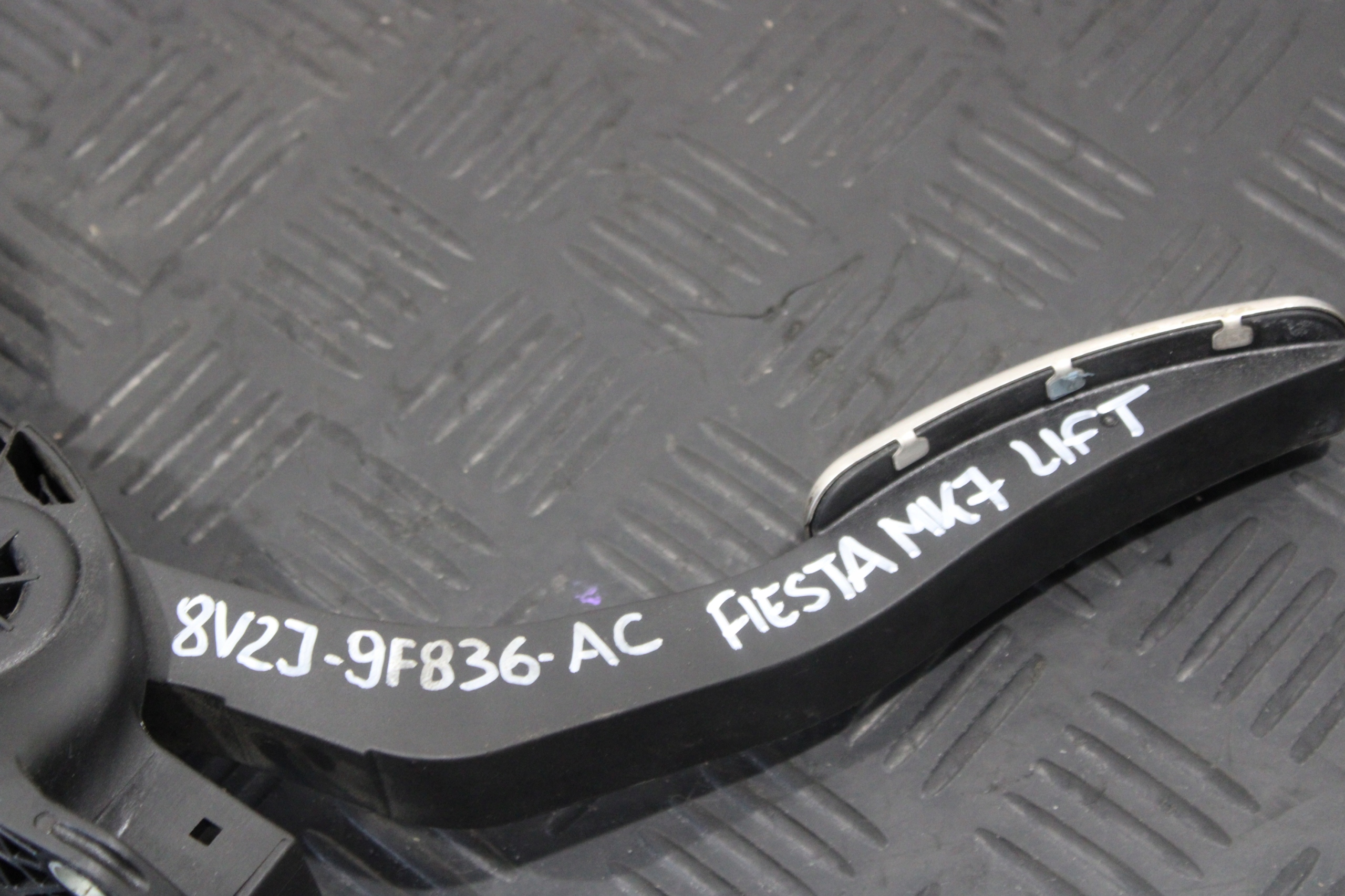 accelerator pedal FORD FIESTA MK7 LIFT 8V2J-9F836-AC
