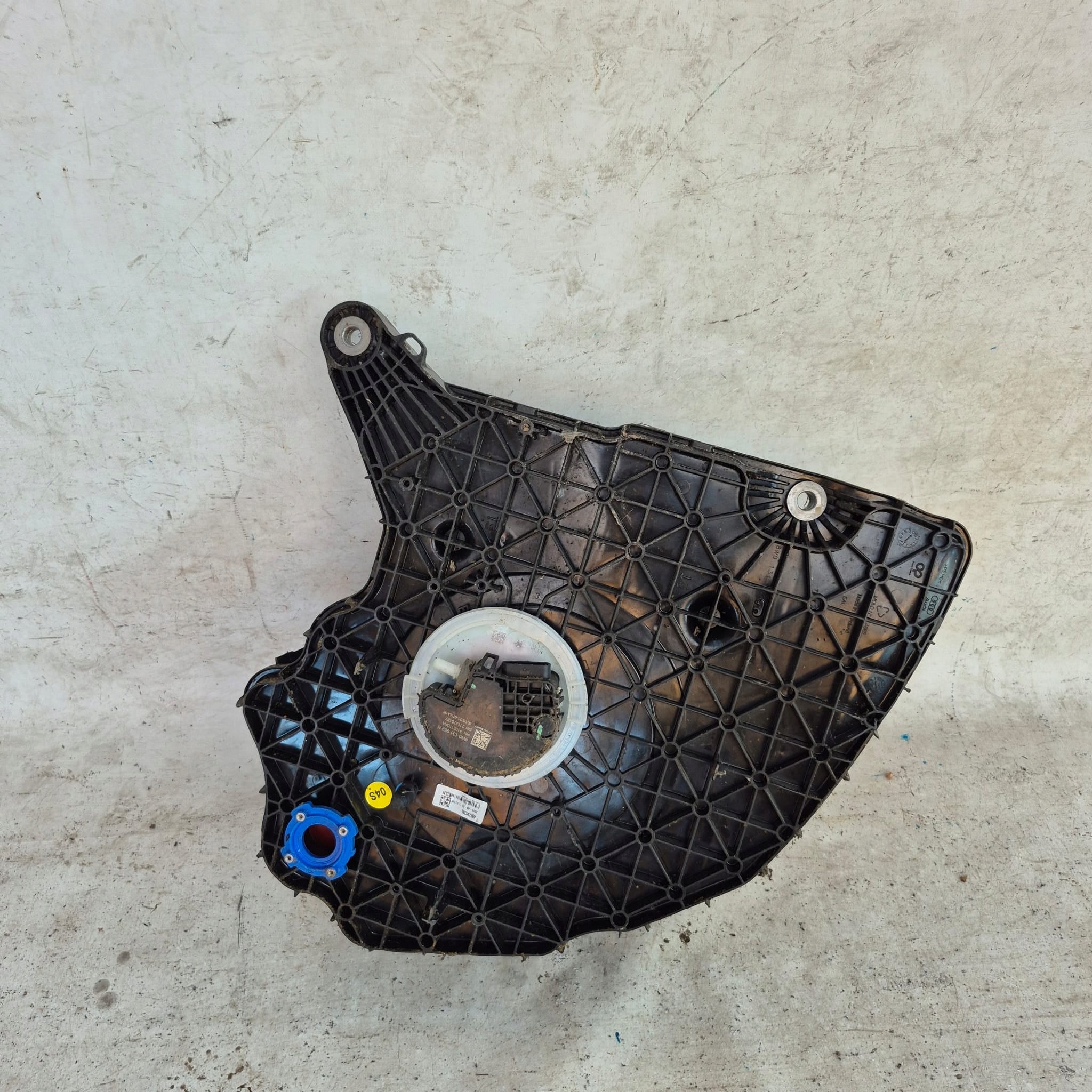 AUDI A4 B9 15- ZBIORNIK POMPA ADBLUE 4067425AI