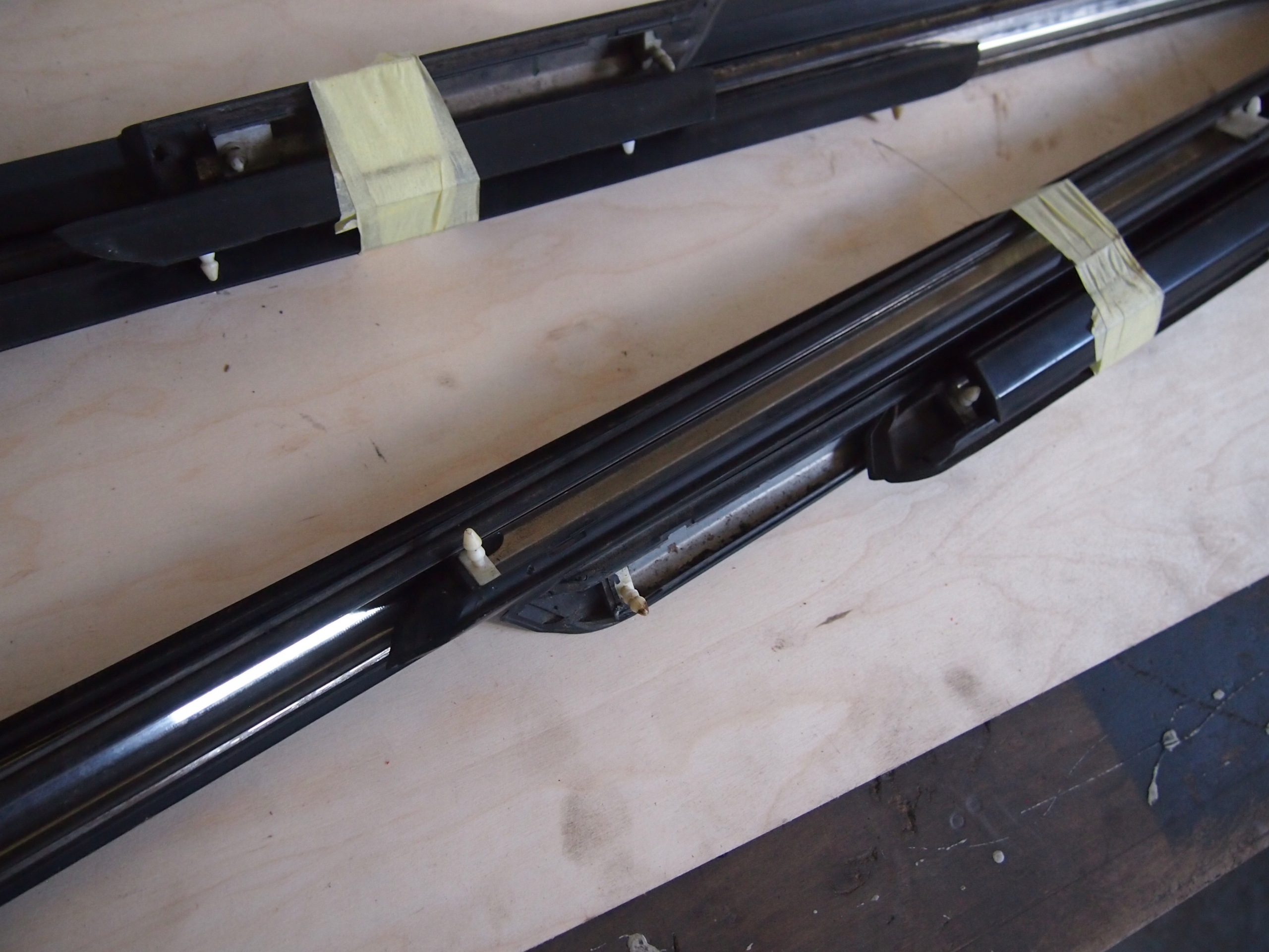 BMW E30 Coupe Listwa boczna komplet 6 szt Producent części BMW OE