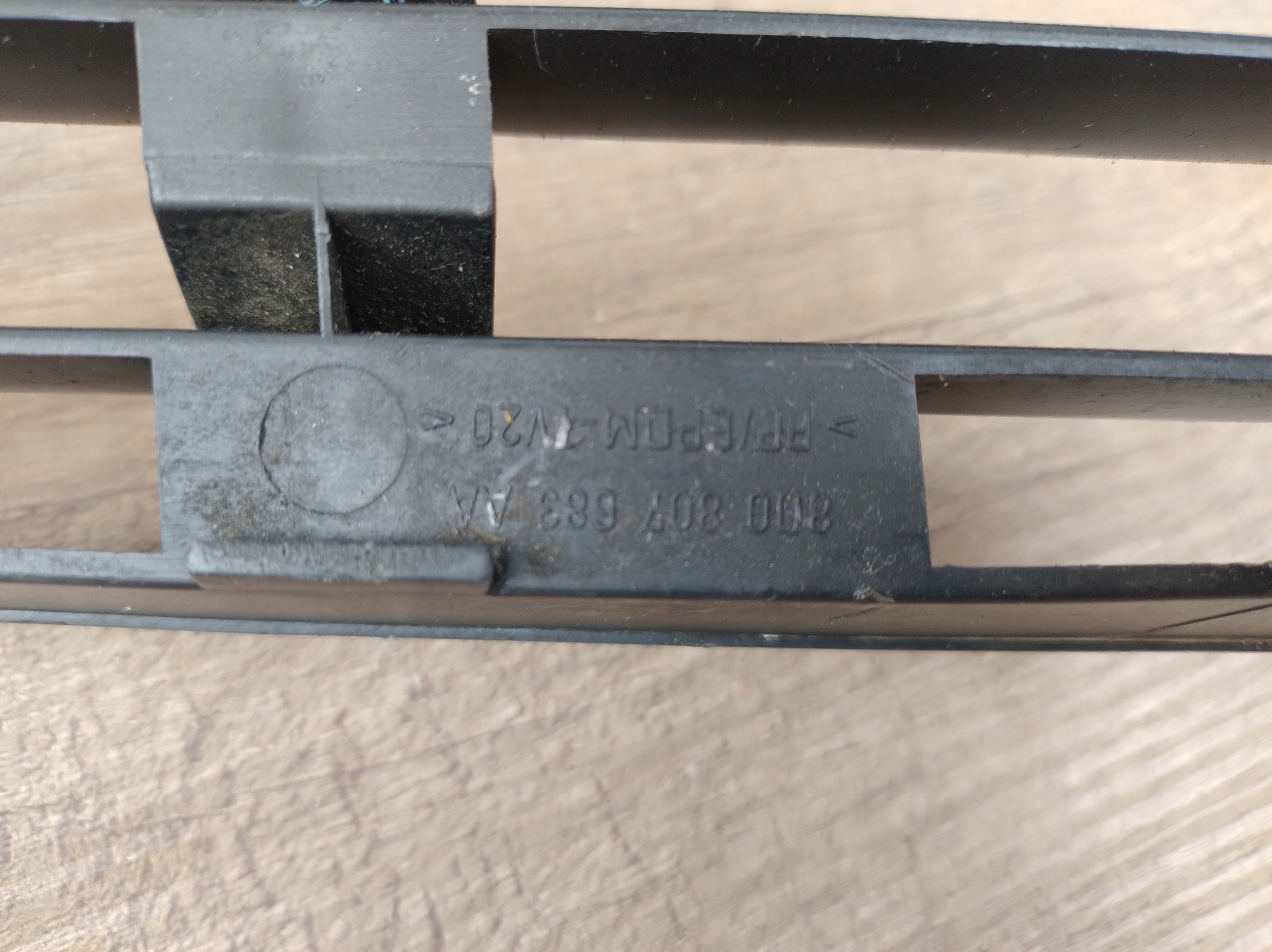 KRTAKA DER STOSSSTANGE VORNE MITTE AUDI A4 B5 LIFT 99-01ROK 8D0807683AA K69/318