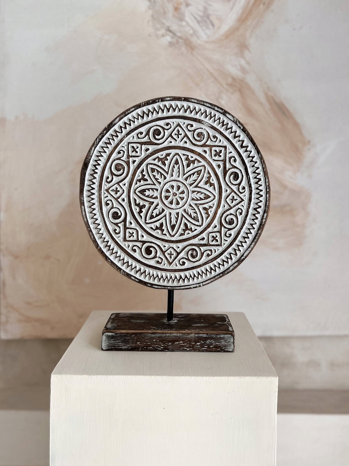 Dekorácia Drevená Handmade Vyrezávaná Boho ozdoba na stojane 40 cm Nalu