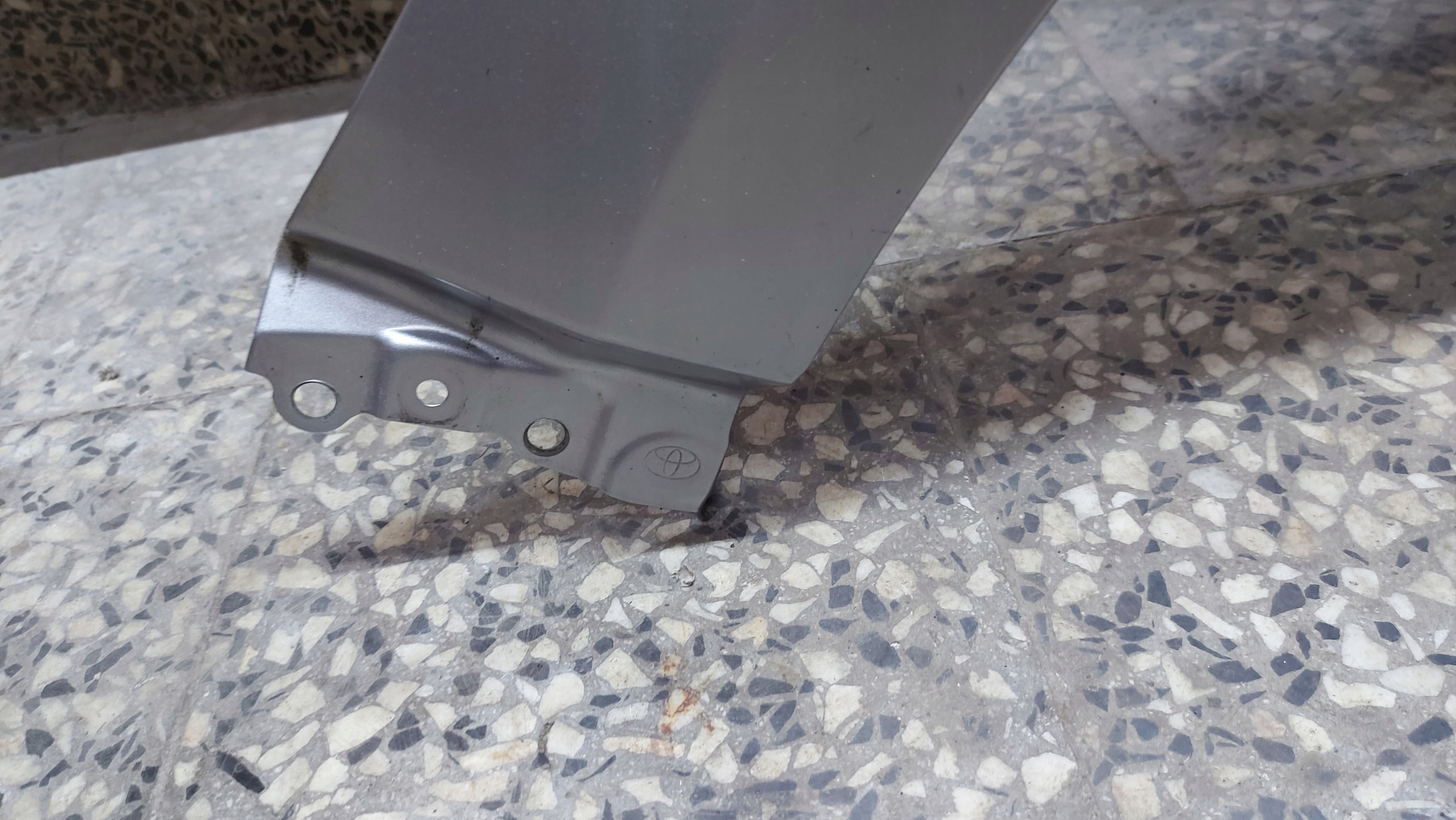 blatník pravý predok predný TOYOTA YARIS IV 20