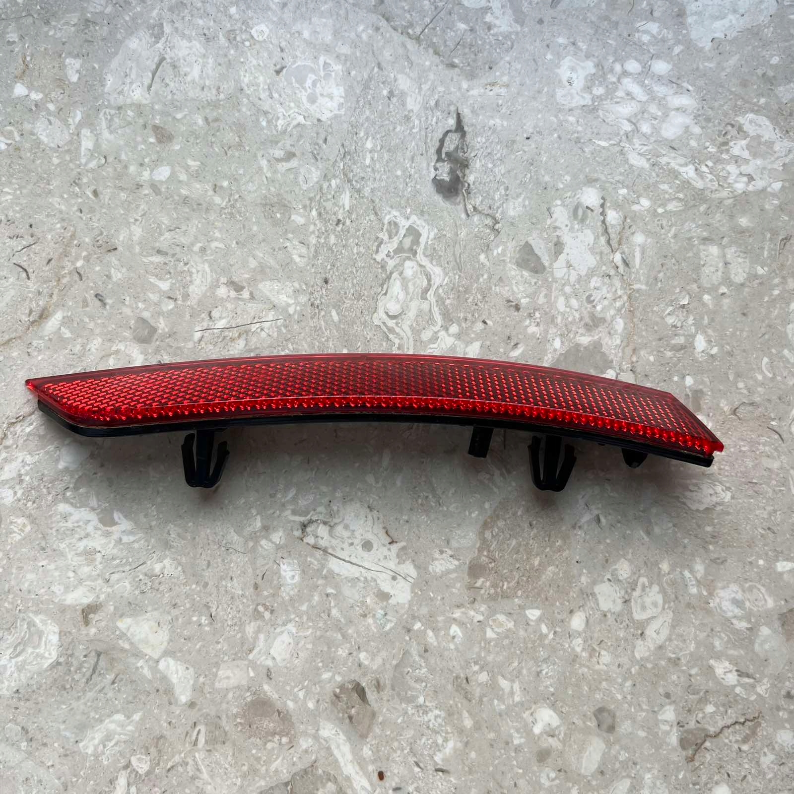 VW PASSAT B8 2014-2023 Odblask der Stoßstange heck rechts 3G0945104A