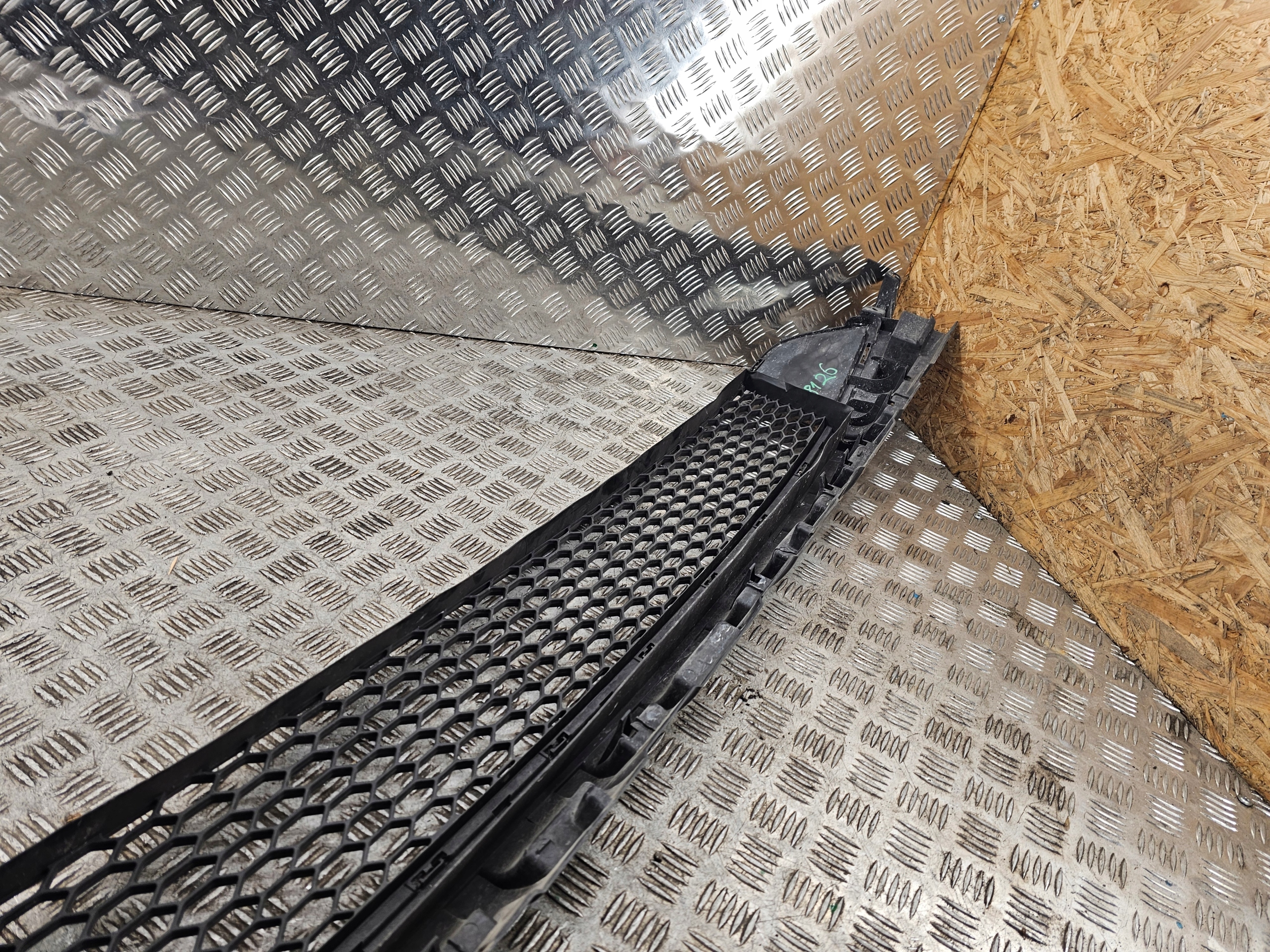 TRAFIC VIVARO III grid of a bumper central front 622544919R 14