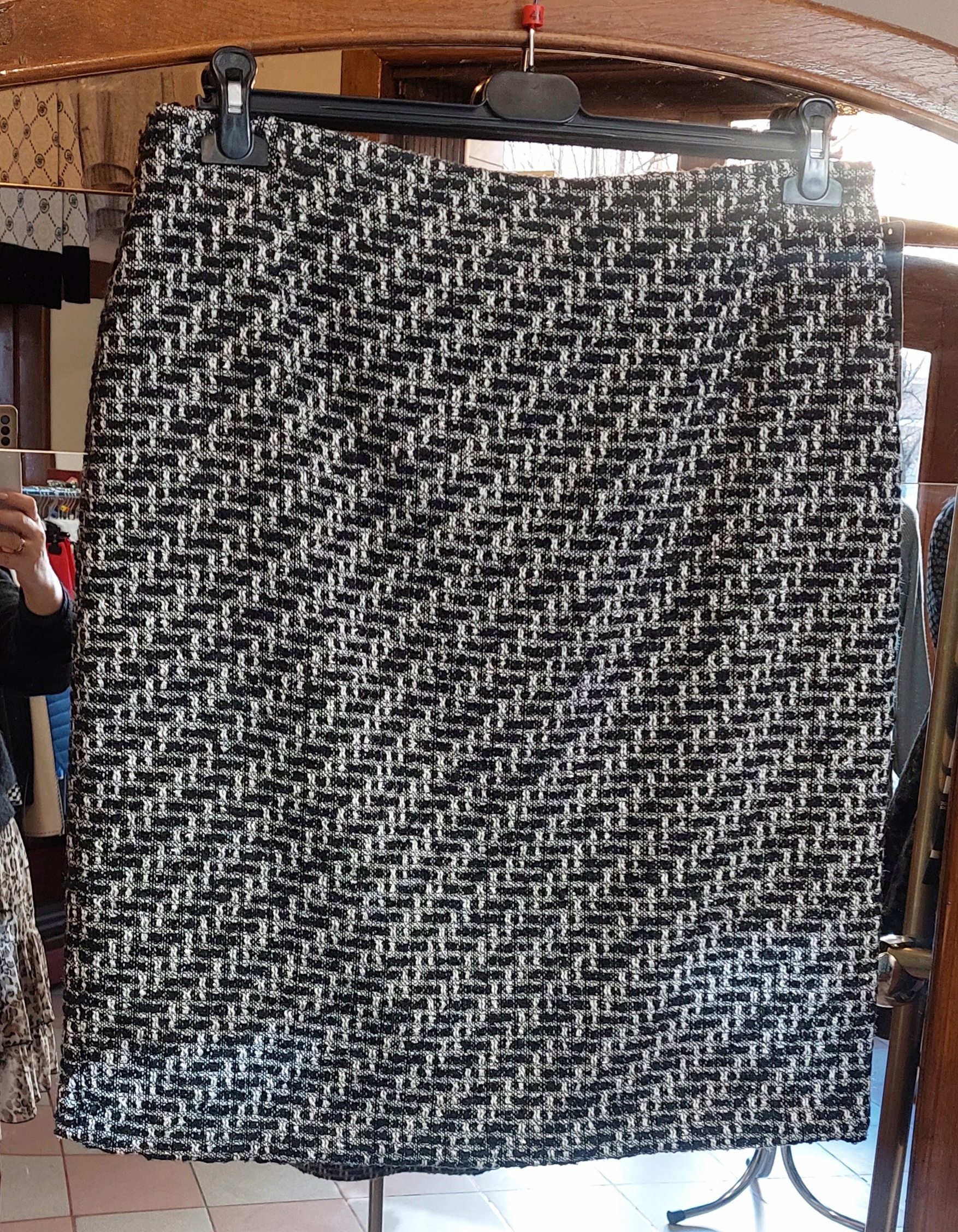 Elite Spódnica elegancka ze srebrną nitką r 44/46 Wzór dominujący inny wzór