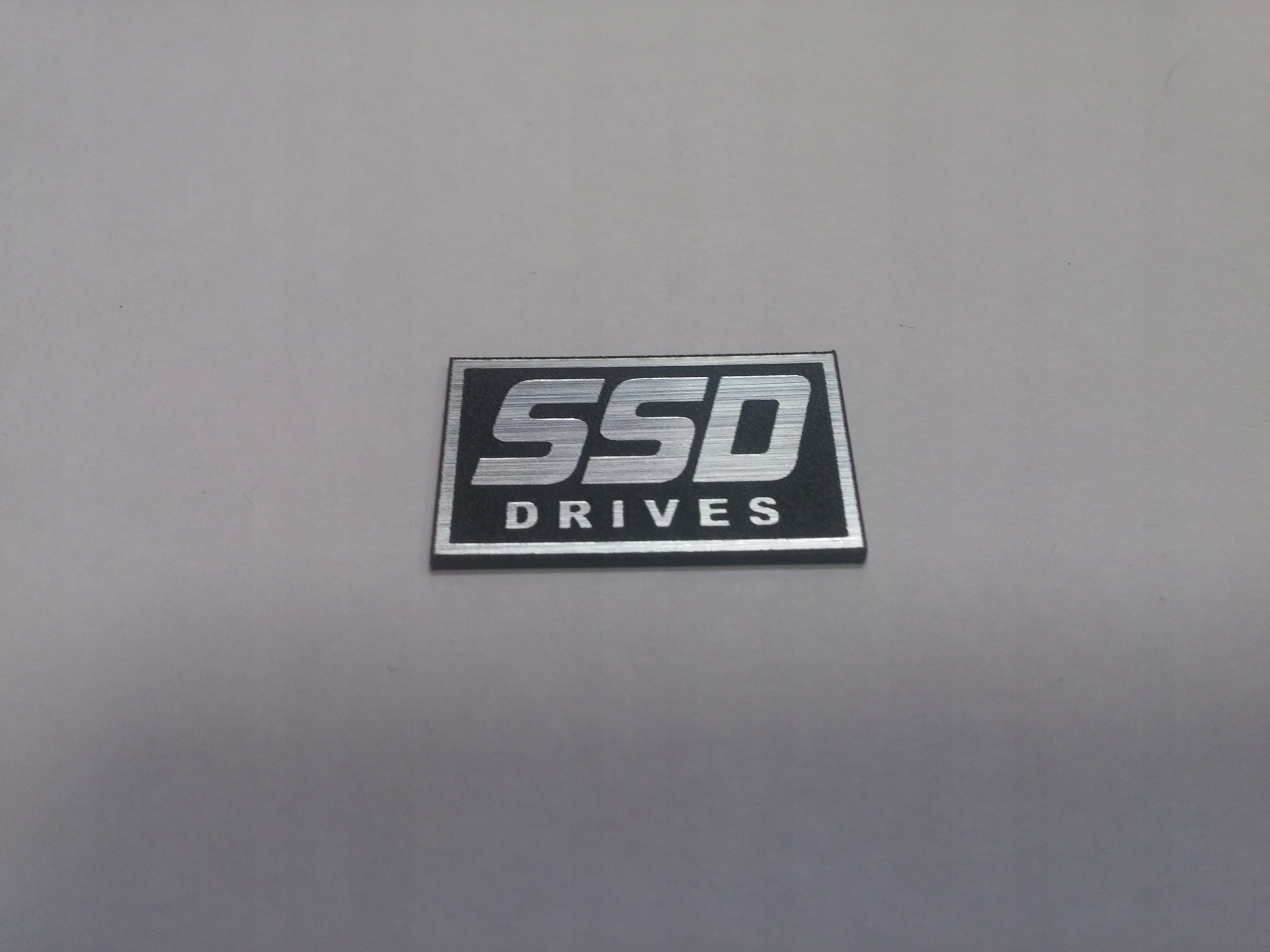 

Ssd Drives naklejka emblemat 26 x 16 mm *srebrna