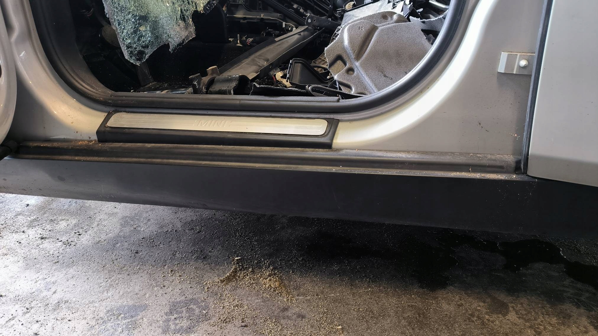 threshold left WHITE SILVER METALLIC MINI CLUBMAN COOPER F54