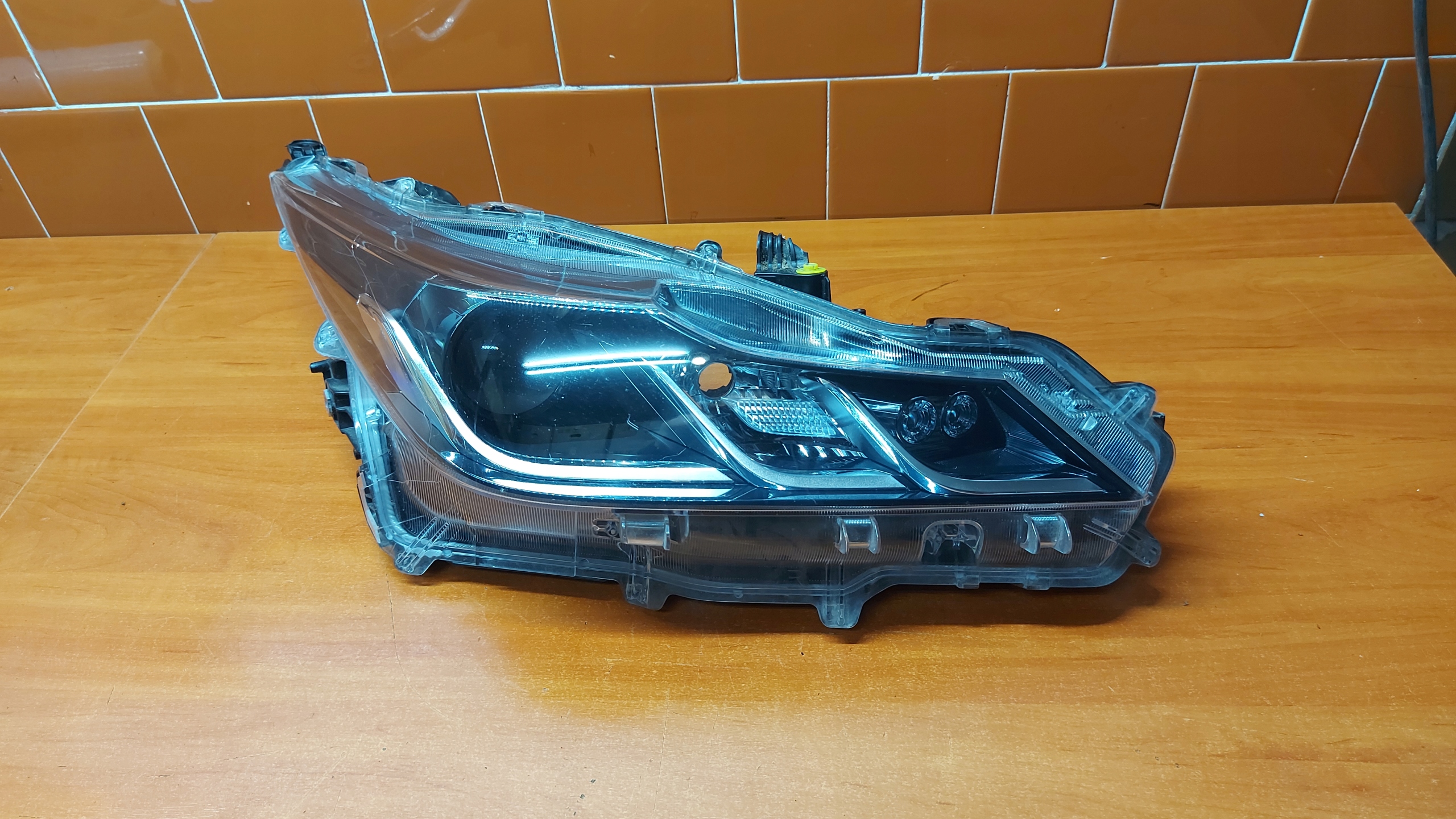 REFLEKTOR light right right front TOYOTA COROLLA E21 sedan 18