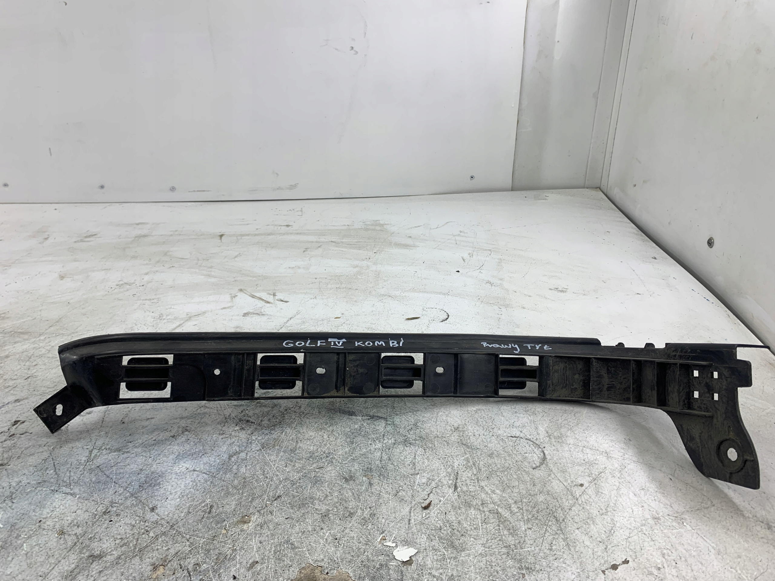 VW GOLF IV KOMBI bumper bracket right rear part