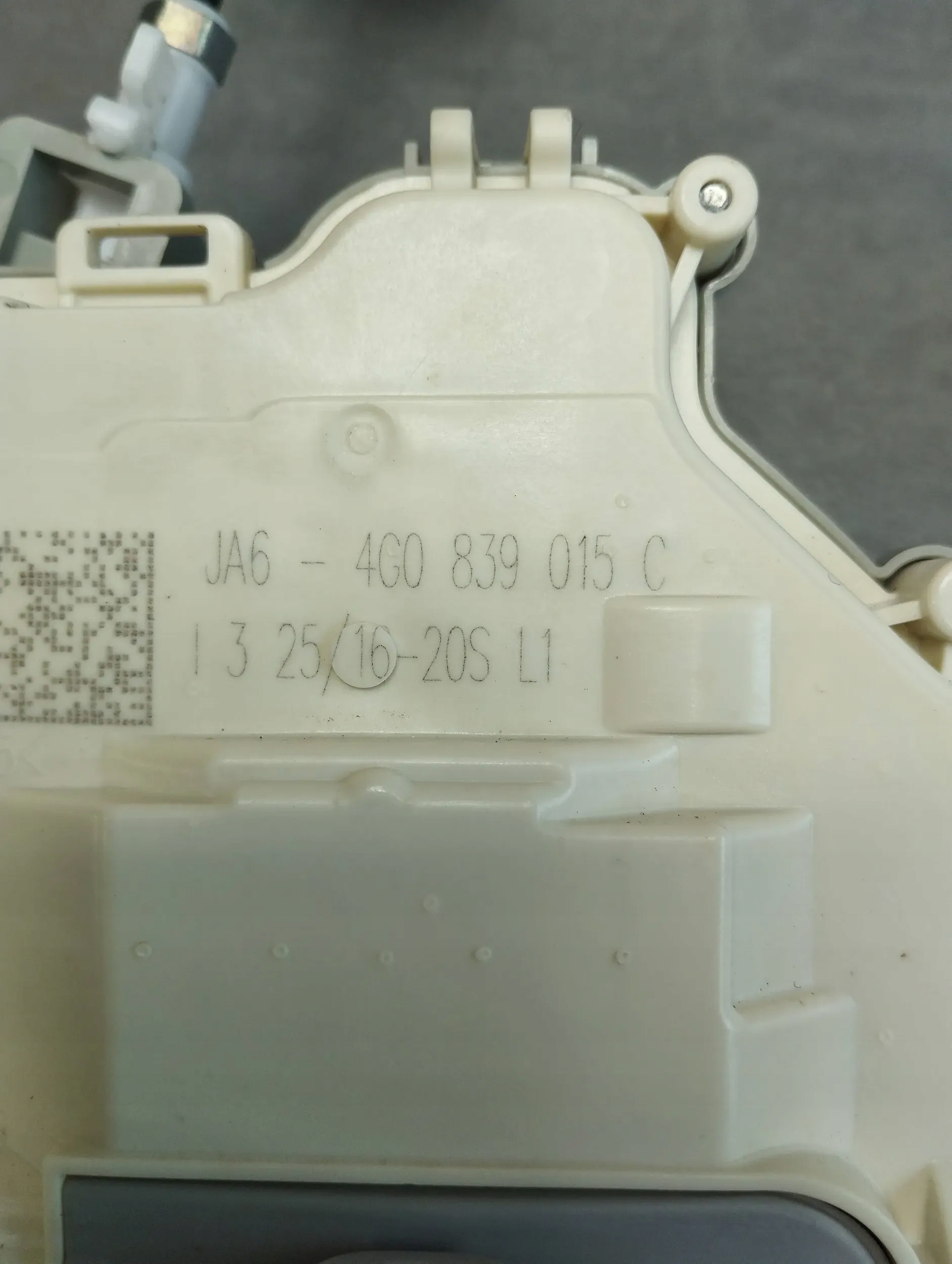 Audi A6 C7 4G lock left rear part 4G0839015C
