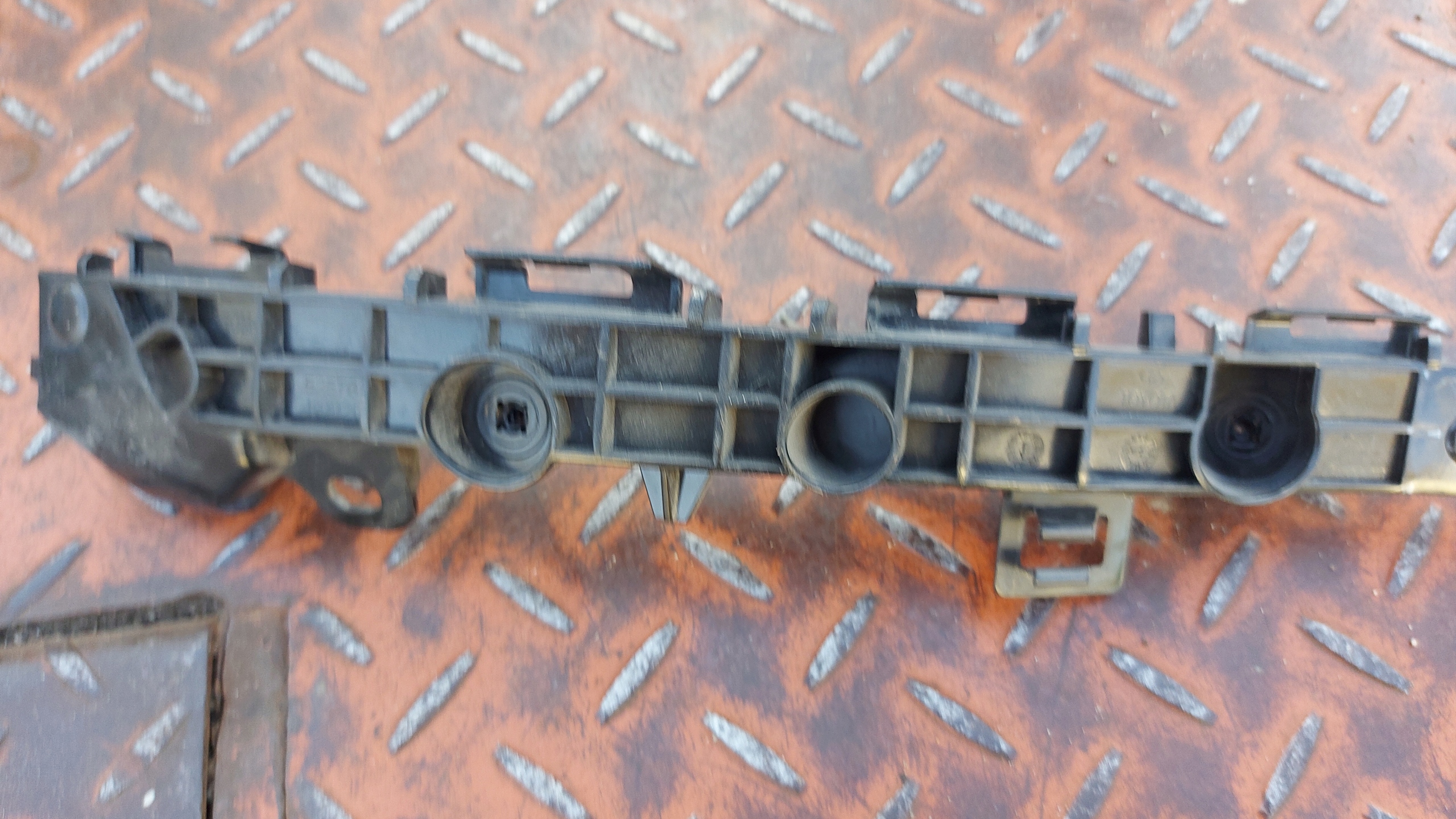 bumper bracket left rear part TOYOTA YARIS IV 20