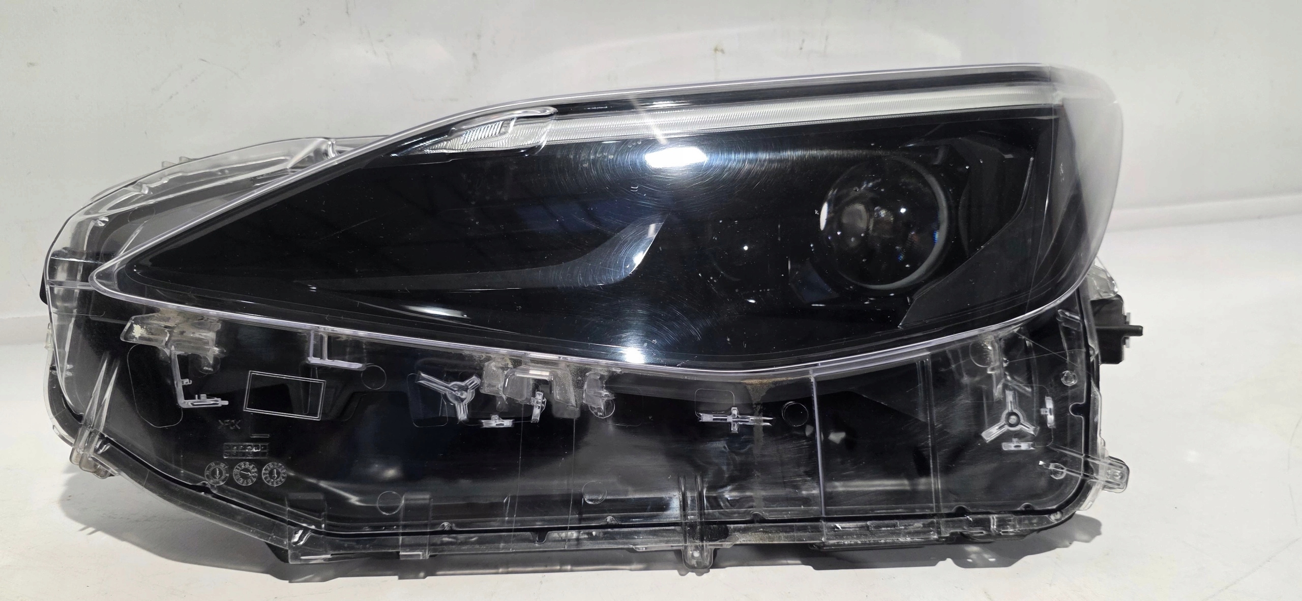 light left front lens LED TOYOTA YARIS CREOSS 20- original KOITO 0D-310