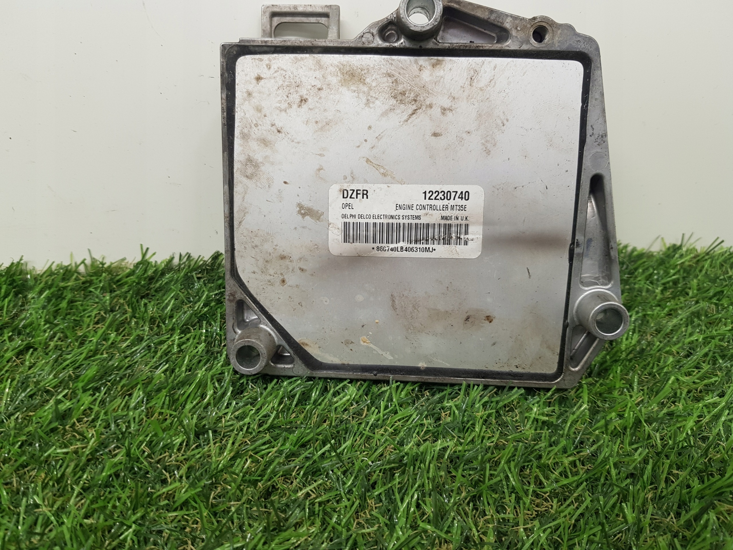 computer of the engine control unit OPEL ASTRA H 12230740
