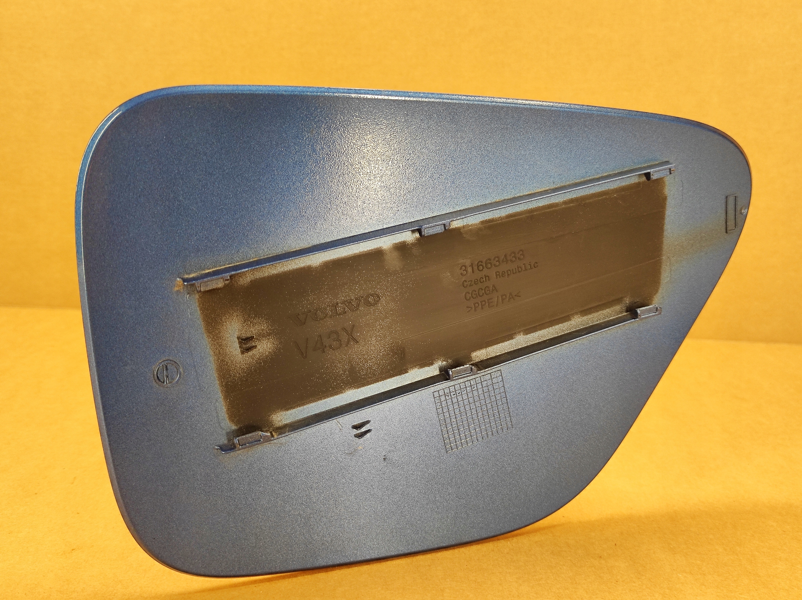 KLAPKA GNIAZDA LADOWANIA VOLVO S60 V60 Farbe 720