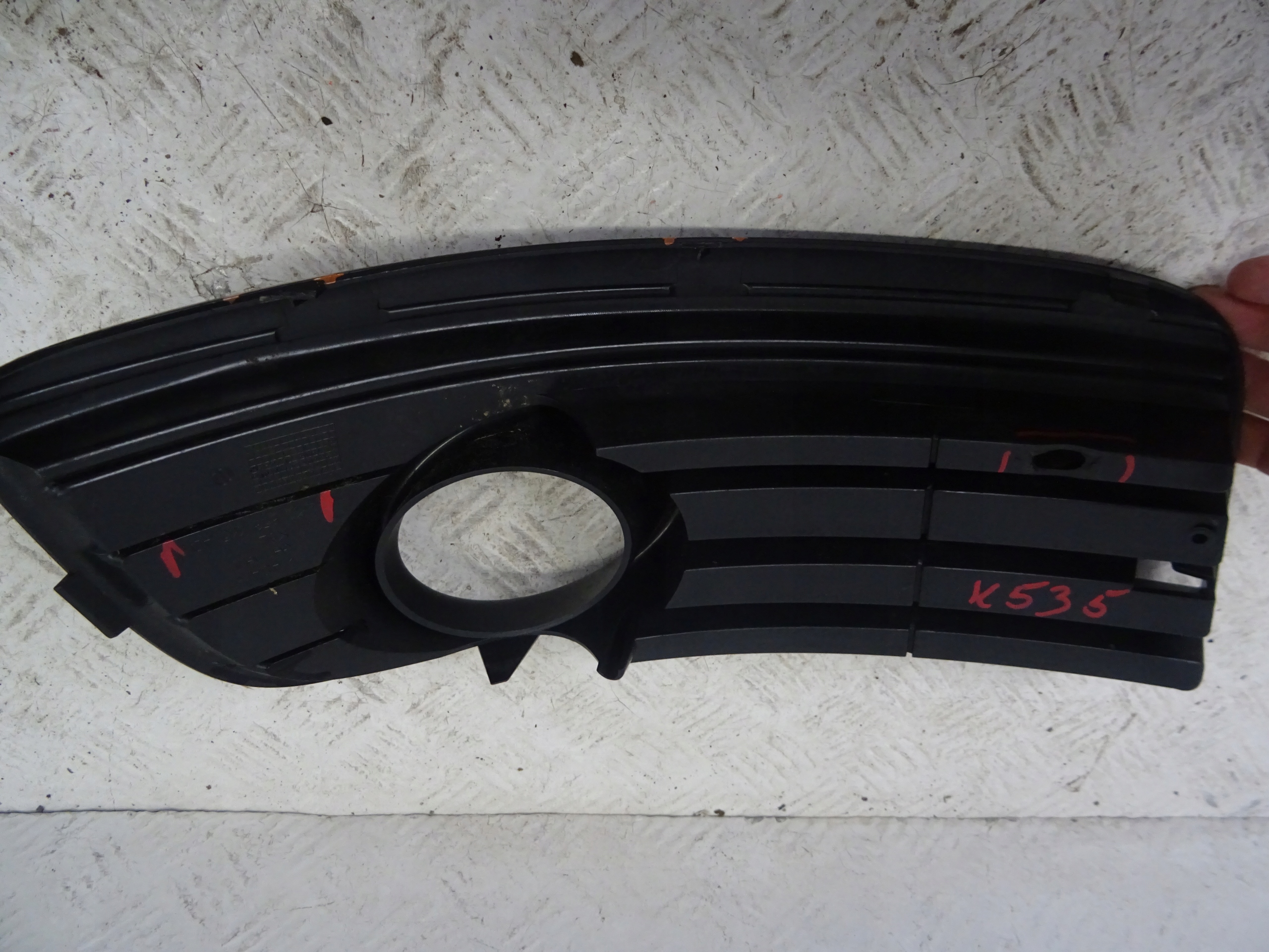 grid of a bumper front front left VW GOLF V GT 1K0853665AD