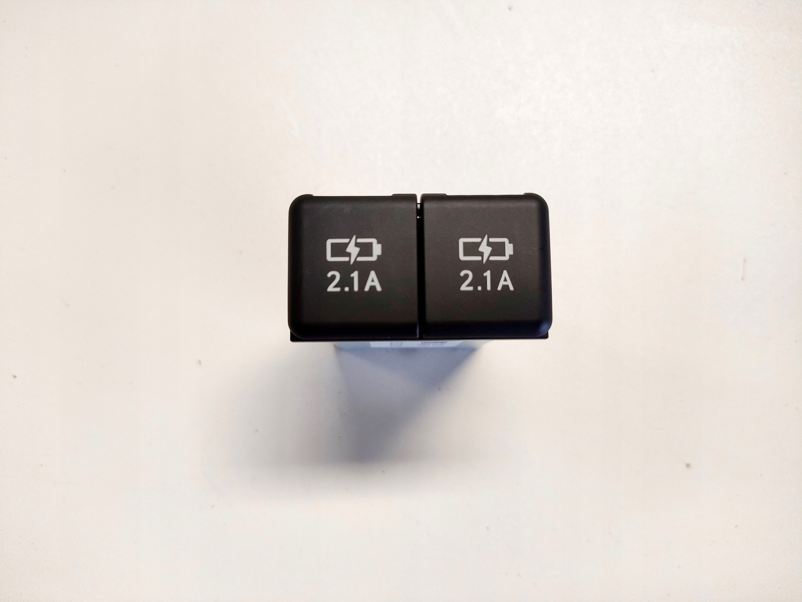 GNIAZDO PORT USB LEXUS UX 250H F SPORT 63339-76010