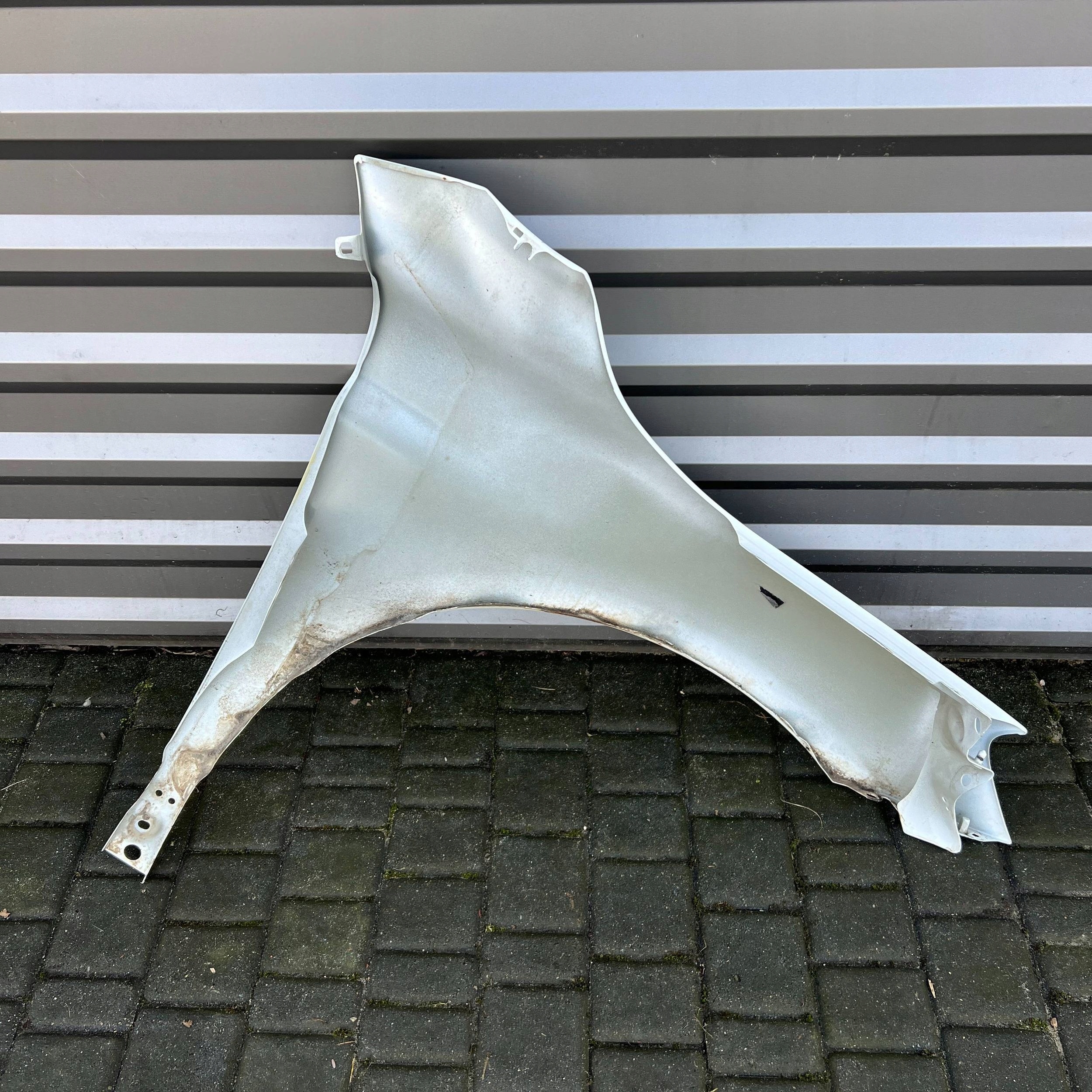 VOLVO XC60 I BŁOTNIK LEWY PRZÓD PRZEDNI 30762401 Strona zabudowy przód - lewa