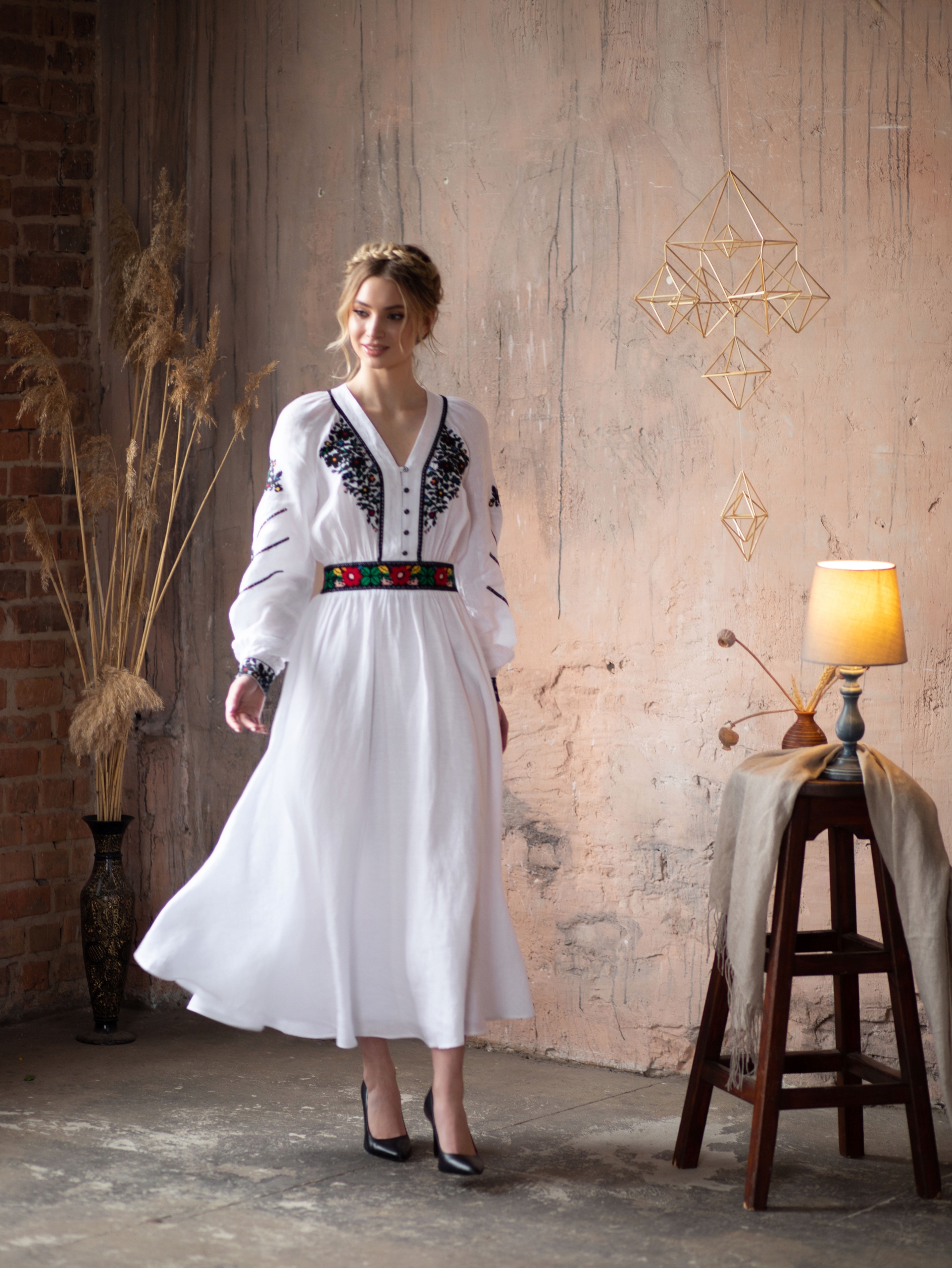 Rozkošná bílá slovanská šaty s čistým lenem, bohatá výšivka, vysoká kvalita r.XL