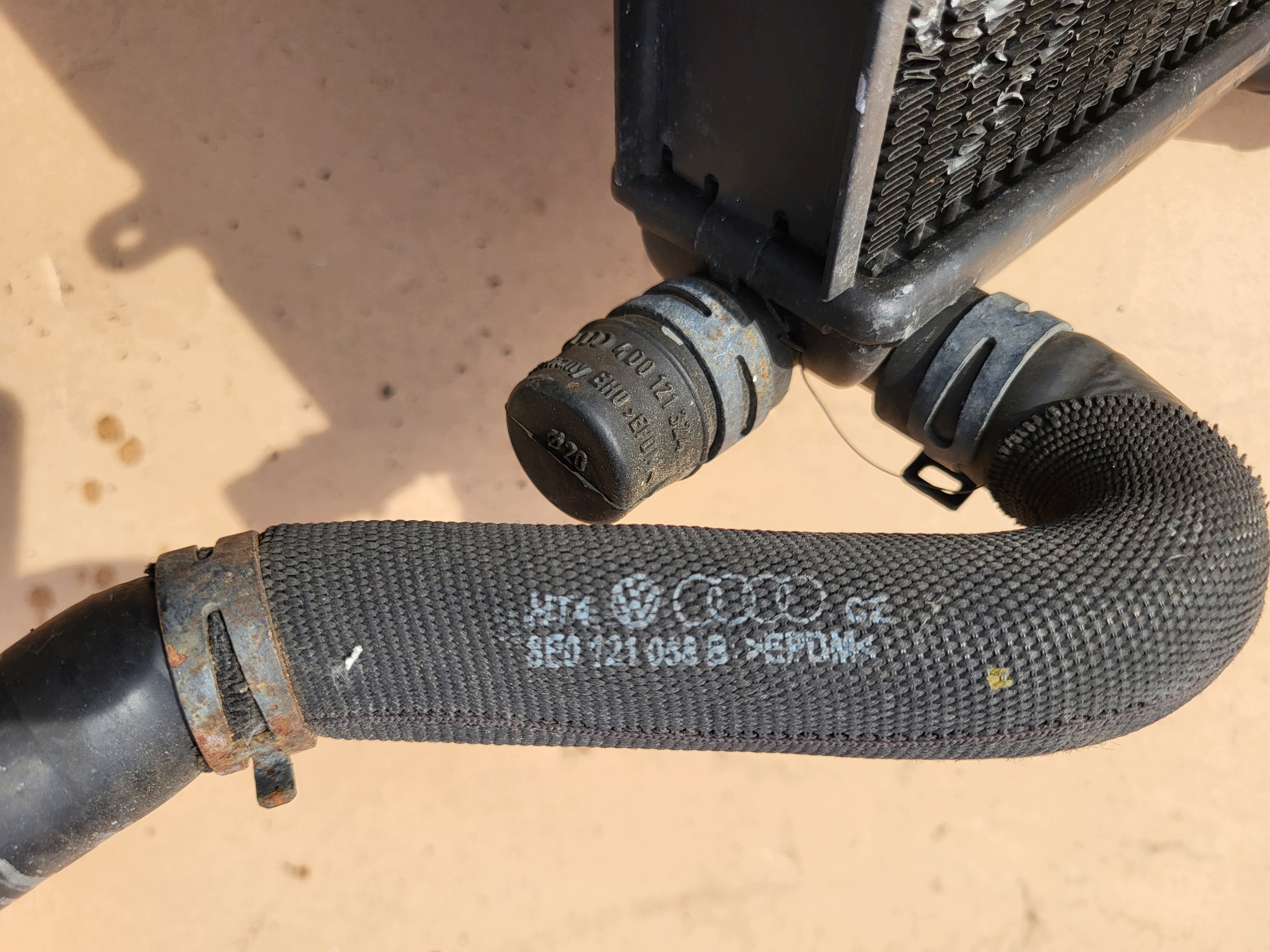 chladič vody RADIATOR hadice AUDI A4 B6 B7 8E RS4 8E0121212H 8E0121058B OE