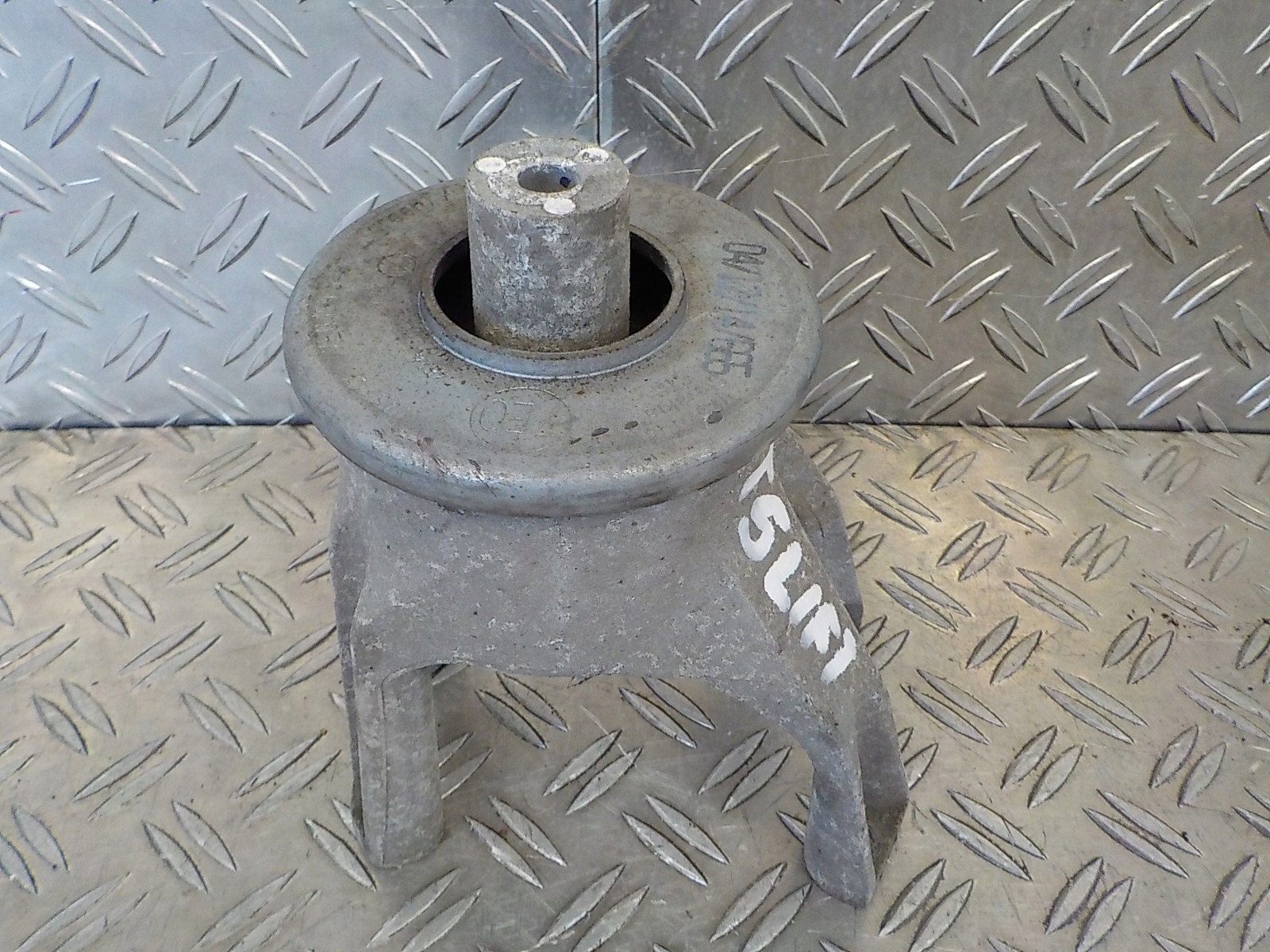 7E0199849 - VW T5 LIFT 2.0 лапа подушка двигателя