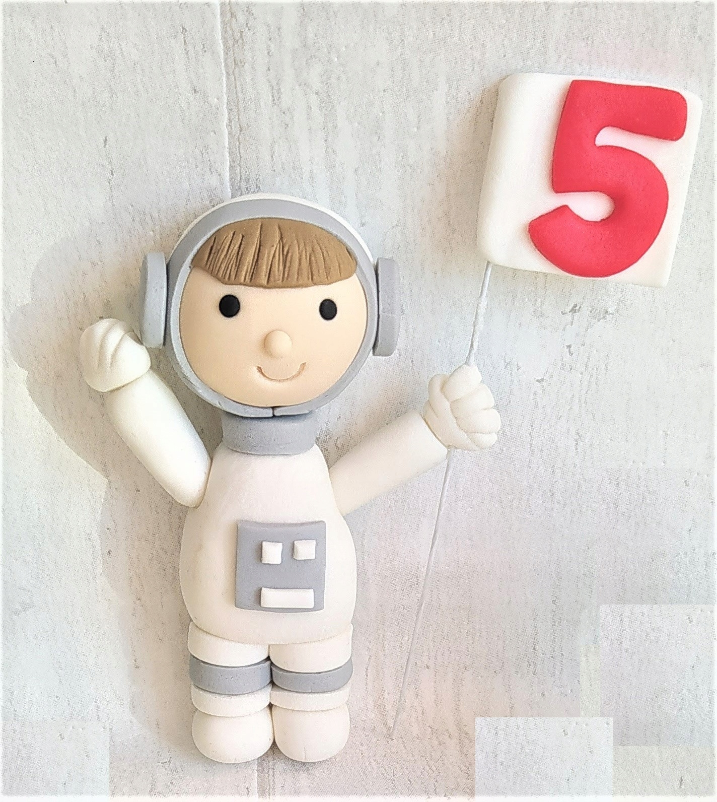 Levně Kosmonaut s vlajkou a číslicí, figurka z cukrové hmoty na dort