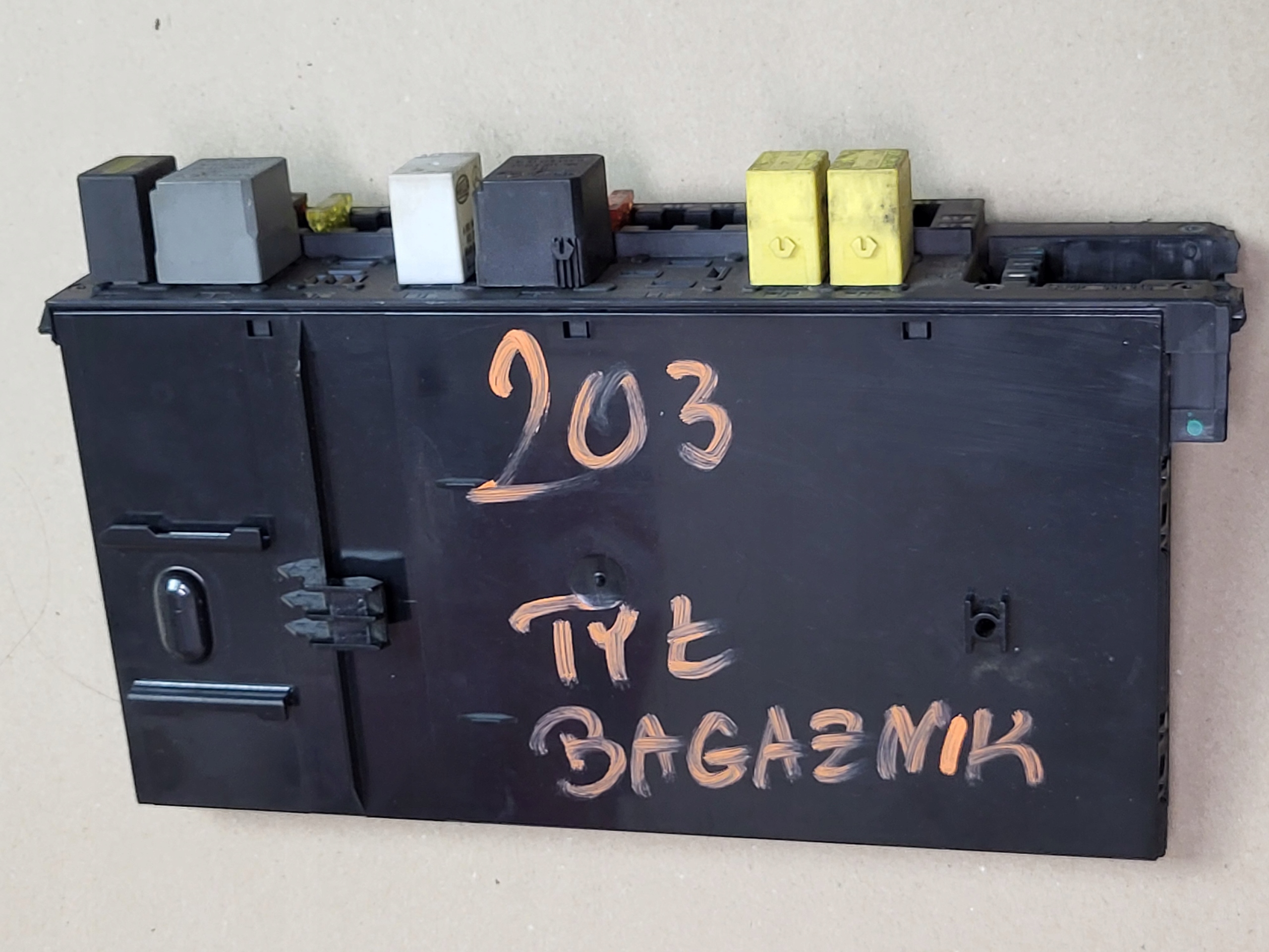 compartment PRZEKAZNIKOW of fuses module SAM MERCEDES C W203 1.8 compressor;